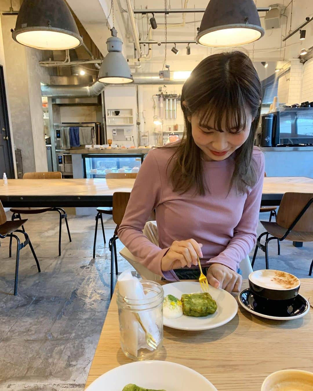 松田 美奈子のインスタグラム：「🍰🤍  ___  あったかくなってきたので薄手のカットソー一枚で着れるの嬉しい🤍  #rrrrrrrrr#ナインアール @rrrrrrrrr__jp」