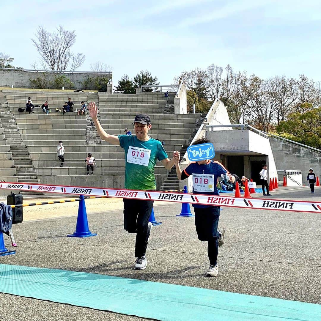 河田直也のインスタグラム：「淡路夢舞台リレーマラソンに参加してきましたー！ファミリーランの出場条件は親子で参加、コースは2キロ、最後は親子で手をつないでゴール😊今回は息子が大阪マラソンを見て「僕も走ってみたい」と言ったのがきっかけでエントリーしました。今日はいい天気でランニング日和でしたよ🏃🏻‍♂️ #淡路夢舞台リレーマラソン #淡路夢舞台 #ランニングイベント」