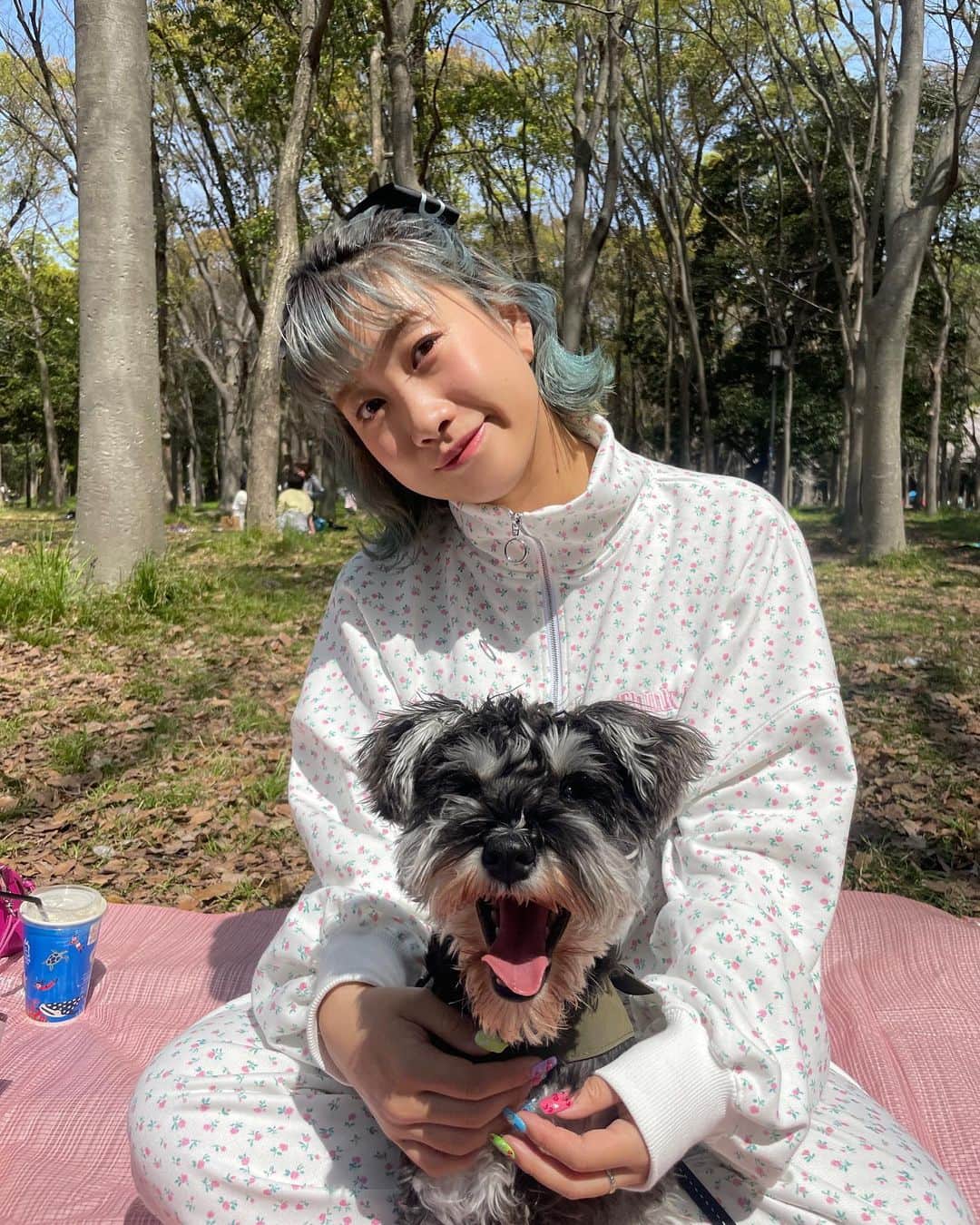 HANAのインスタグラム：「🌸🎀💓💒🧠💗  トランプ楽しそう🫶🫶 かわいすぎっっ💖  もう桜も散ってしまいそうね🍒 みんなお花見はした❓  #ダブルシー #リトルフラワーハーフジップスウェット #ad」
