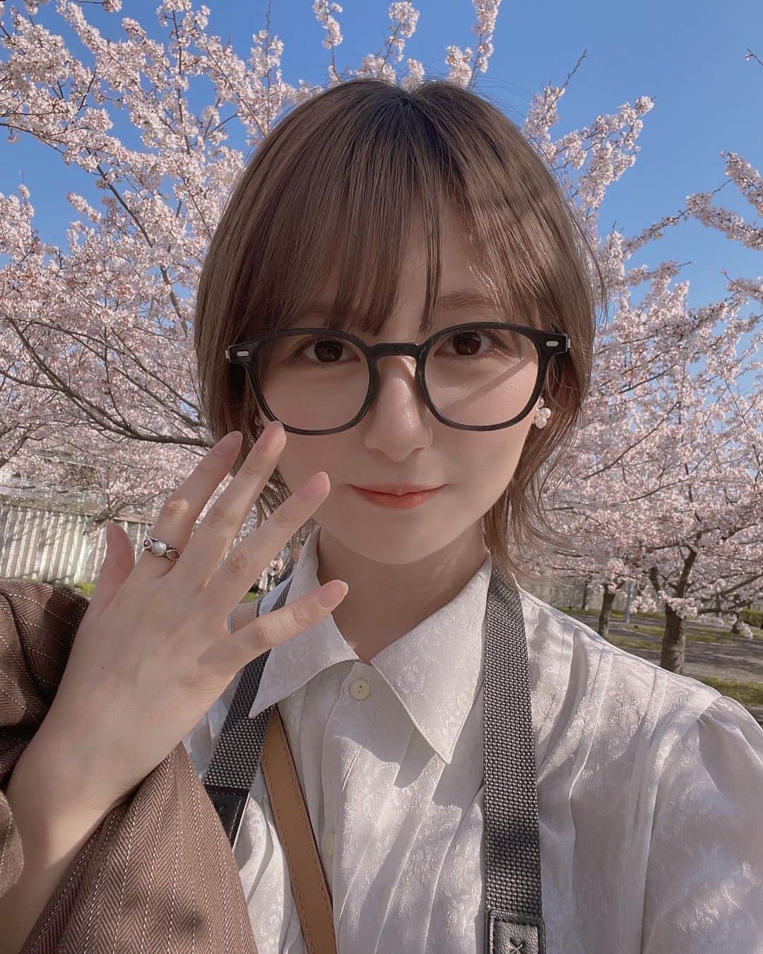 のインスタグラム：「さくら〜🌸 友達と遊んだ時に丁度桜が綺麗に咲いてて1時間くらいはしゃいでた💭 みんな今年はもう桜見れた？🌸  うちは今年2回見れた🌸」
