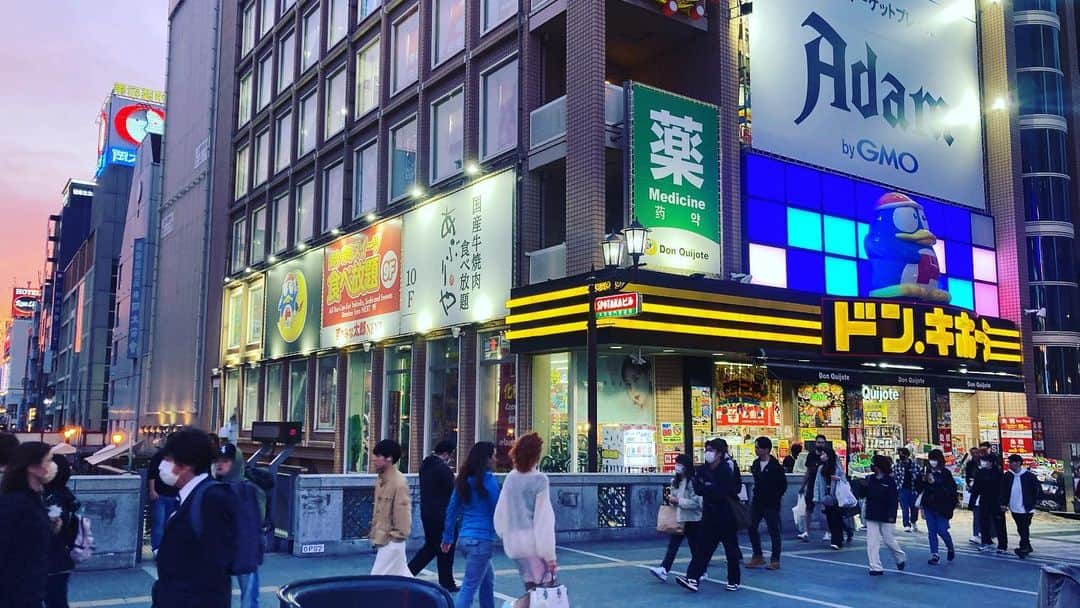 ごあきうえさんのインスタグラム写真 - (ごあきうえInstagram)「スポタカがドンキに変わってるって太一から聞いて確認に来たら ほんとに変わってた… なんか、ちょっと悲しかったな。  #水の都 #水都 #水の都大阪 #水都大阪 #CityofCanals #CityofWater #수도　#道頓堀　#とんぼりリバーウォーク #Dotonbori #スポタカ　#ドンキホーテ　#とんぼりリバークルーズ」4月2日 19時14分 - goakiue