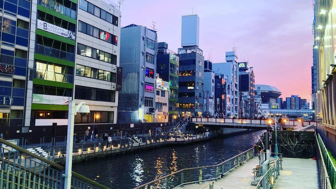 ごあきうえさんのインスタグラム写真 - (ごあきうえInstagram)「スポタカがドンキに変わってるって太一から聞いて確認に来たら ほんとに変わってた… なんか、ちょっと悲しかったな。  #水の都 #水都 #水の都大阪 #水都大阪 #CityofCanals #CityofWater #수도　#道頓堀　#とんぼりリバーウォーク #Dotonbori #スポタカ　#ドンキホーテ　#とんぼりリバークルーズ」4月2日 19時14分 - goakiue