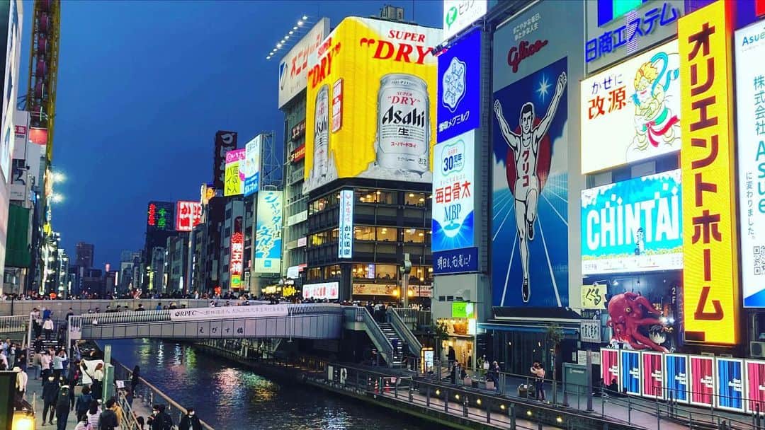 ごあきうえさんのインスタグラム写真 - (ごあきうえInstagram)「スポタカがドンキに変わってるって太一から聞いて確認に来たら ほんとに変わってた… なんか、ちょっと悲しかったな。  #水の都 #水都 #水の都大阪 #水都大阪 #CityofCanals #CityofWater #수도　#道頓堀　#とんぼりリバーウォーク #Dotonbori #スポタカ　#ドンキホーテ　#とんぼりリバークルーズ」4月2日 19時14分 - goakiue