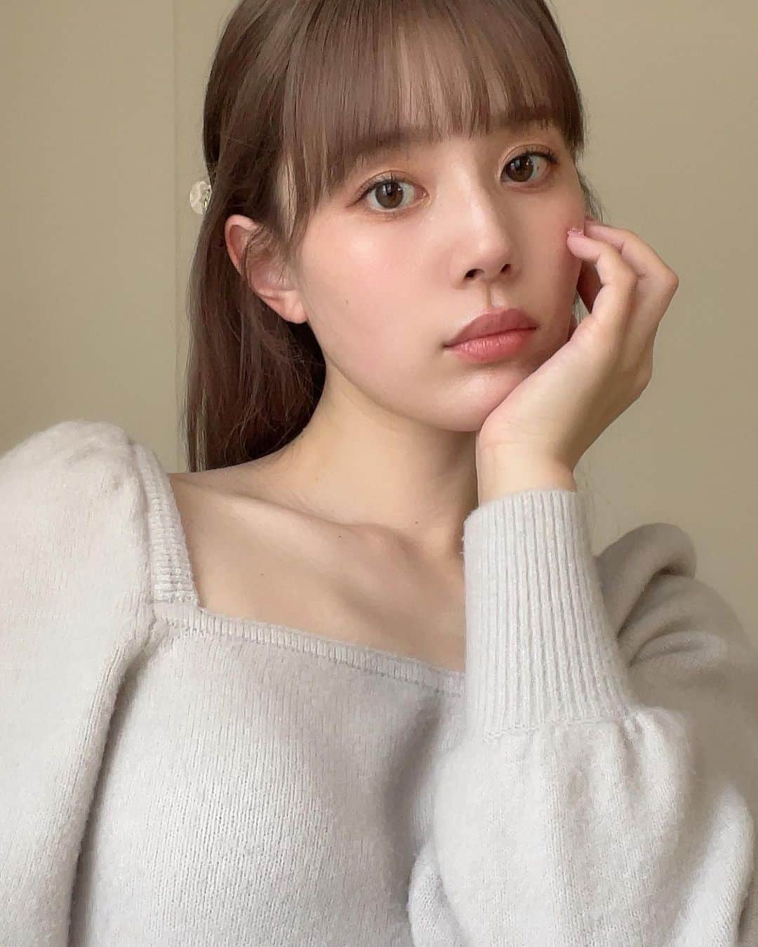 目見田早弥子さんのインスタグラム写真 - (目見田早弥子Instagram)「@panasonic_beauty  バイタリフト RF🪞💫  RF×EMSで温感トリートメント＋表情筋にアプローチして 本気のエイジングケア*ができる美顔器👏🏻 ちょっと肌のもたつきが気になるなーって日に使うと １回でもシュッとした感じがするので助かってます🍑 EMSも程良い感じで、痛くてつらいとかは私は無いです🙅🏻‍♀️ 初めてこういう美顔器使うよって方は 特に使いやすいんじゃないかなー？✨ 半顔3分ずつだから時間はすごく短いけど ケアにかけてる時間は心も満たされるのでとても好きです🫶🏻  #パナソニックビューティ #パナソニックビューティ社外美容部 #テクノロジーで確かな効果を #美容家電 #バイタリフトRF #美顔器 *年齢に応じた、機器を使った肌ケアのこと」4月2日 19時12分 - sayako_memida