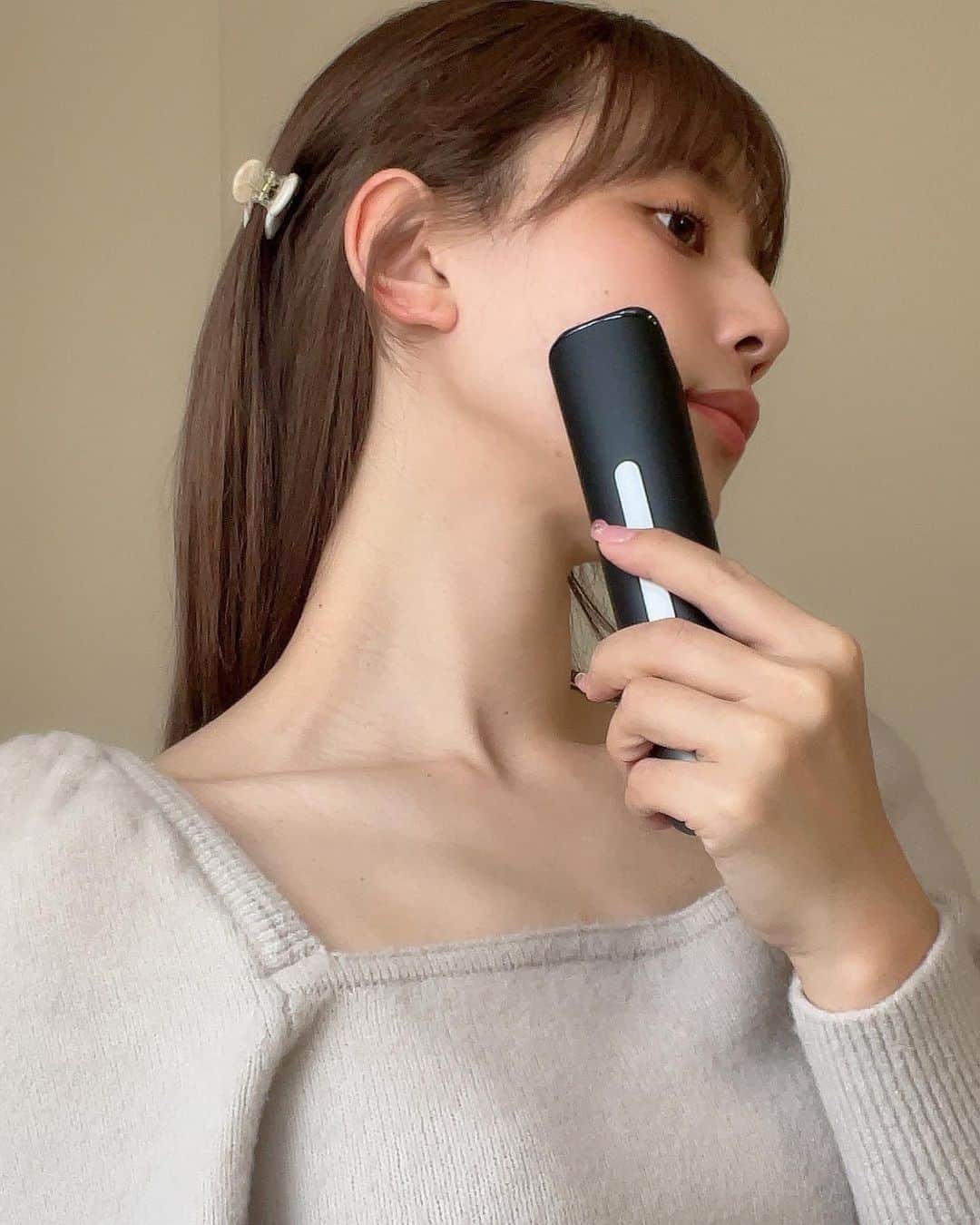 目見田早弥子のインスタグラム：「@panasonic_beauty  バイタリフト RF🪞💫  RF×EMSで温感トリートメント＋表情筋にアプローチして 本気のエイジングケア*ができる美顔器👏🏻 ちょっと肌のもたつきが気になるなーって日に使うと １回でもシュッとした感じがするので助かってます🍑 EMSも程良い感じで、痛くてつらいとかは私は無いです🙅🏻‍♀️ 初めてこういう美顔器使うよって方は 特に使いやすいんじゃないかなー？✨ 半顔3分ずつだから時間はすごく短いけど ケアにかけてる時間は心も満たされるのでとても好きです🫶🏻  #パナソニックビューティ #パナソニックビューティ社外美容部 #テクノロジーで確かな効果を #美容家電 #バイタリフトRF #美顔器 *年齢に応じた、機器を使った肌ケアのこと」