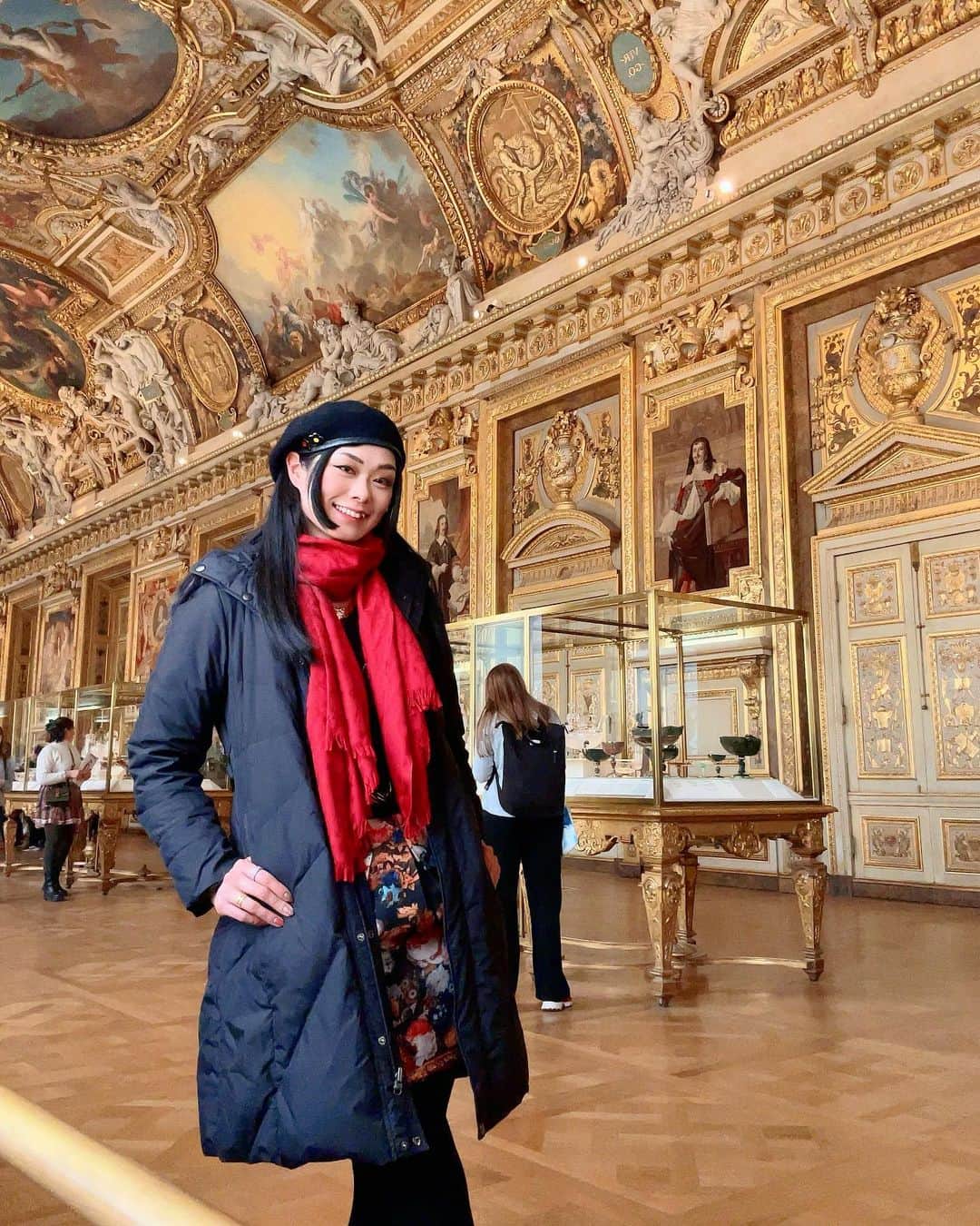 せいなさんのインスタグラム写真 - (せいなInstagram)「💎アポロンのギャラリー💎 ( @museelouvre ) . . この豪華な部屋は、ルイ14世が改装し、シャルル・ルブランが装飾を手掛け、19世紀後半になると、大々的な改修が行われ、最終的にドラクロアなどの一流芸術家達よって仕上げられたお部屋だそう✨ . . そして、この部屋で一際輝く、 "ルイ15世の王冠👑"は素敵すぎたよ😳✨ キラキラ綺麗過ぎて、ずっと眺めてたかった〜💖 . . 素敵な物を観ると、幸せな気分になるよね❤️✨ もっと色んな世界を観たい🌍✨ . . #france #photo #louvre #musse  #japanese #art  #paris #pariscollection #parismodel #fashionweek #parisfashionweek  #2023 #model #fashion #fashionmodel #shooting  #travel #パリコレ #パリ #パリファッションウィーク #パリコレランウェイ #ランウェイモデル #ファッションモデル #ファッションショー #モデル」4月2日 19時08分 - seina_k0403