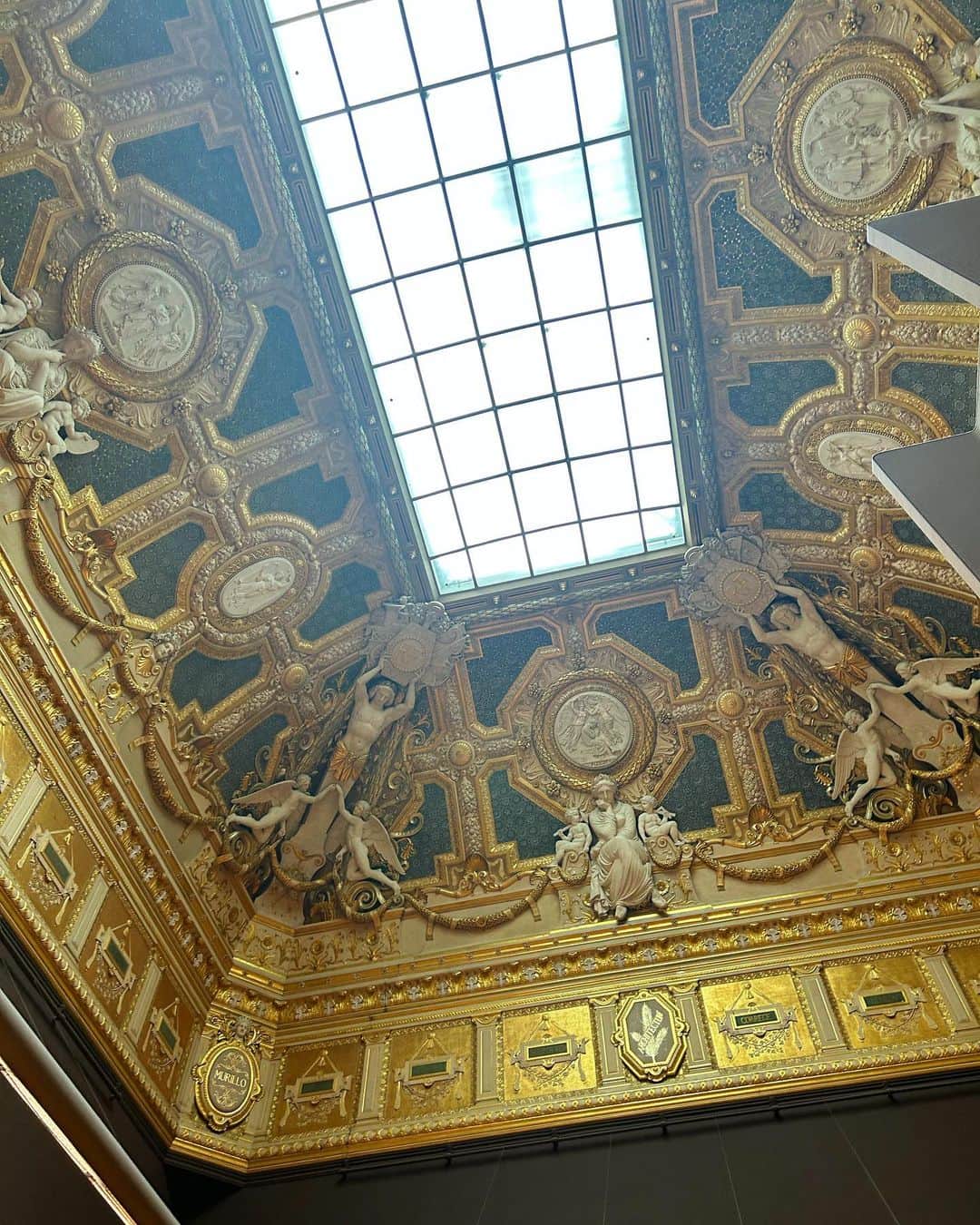 せいなさんのインスタグラム写真 - (せいなInstagram)「💎アポロンのギャラリー💎 ( @museelouvre ) . . この豪華な部屋は、ルイ14世が改装し、シャルル・ルブランが装飾を手掛け、19世紀後半になると、大々的な改修が行われ、最終的にドラクロアなどの一流芸術家達よって仕上げられたお部屋だそう✨ . . そして、この部屋で一際輝く、 "ルイ15世の王冠👑"は素敵すぎたよ😳✨ キラキラ綺麗過ぎて、ずっと眺めてたかった〜💖 . . 素敵な物を観ると、幸せな気分になるよね❤️✨ もっと色んな世界を観たい🌍✨ . . #france #photo #louvre #musse  #japanese #art  #paris #pariscollection #parismodel #fashionweek #parisfashionweek  #2023 #model #fashion #fashionmodel #shooting  #travel #パリコレ #パリ #パリファッションウィーク #パリコレランウェイ #ランウェイモデル #ファッションモデル #ファッションショー #モデル」4月2日 19時08分 - seina_k0403