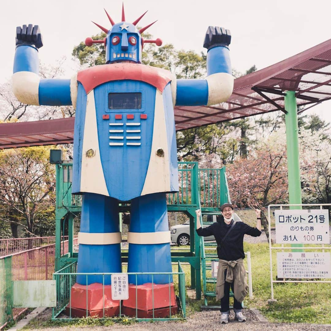 のりごとーのインスタグラム：「レトロとサクラ🌸満開の遊園地遊びに行ってきました♪ 春満開の養老ランド楽しかったです♪ #養老ランド #レトロ」