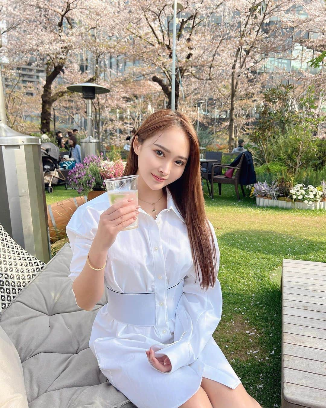 いちかのインスタグラム：「. ギリギリのお花見🌸✨ 間に合った💗✨ ハッピー✨ ４月も楽しもぉ🥰🫶🏾    #お花見 #桜 #🌸 #cherryblossom  #エクステ #ストレートヘア #六本木 #ポートレート #ホステス #キャバ嬢 #キャバ嬢の休日 #セルフィー #自撮り #ミッドタウン六本木 #roppongi  #春 #春コーデ #맞팔#좋아요#셀카」