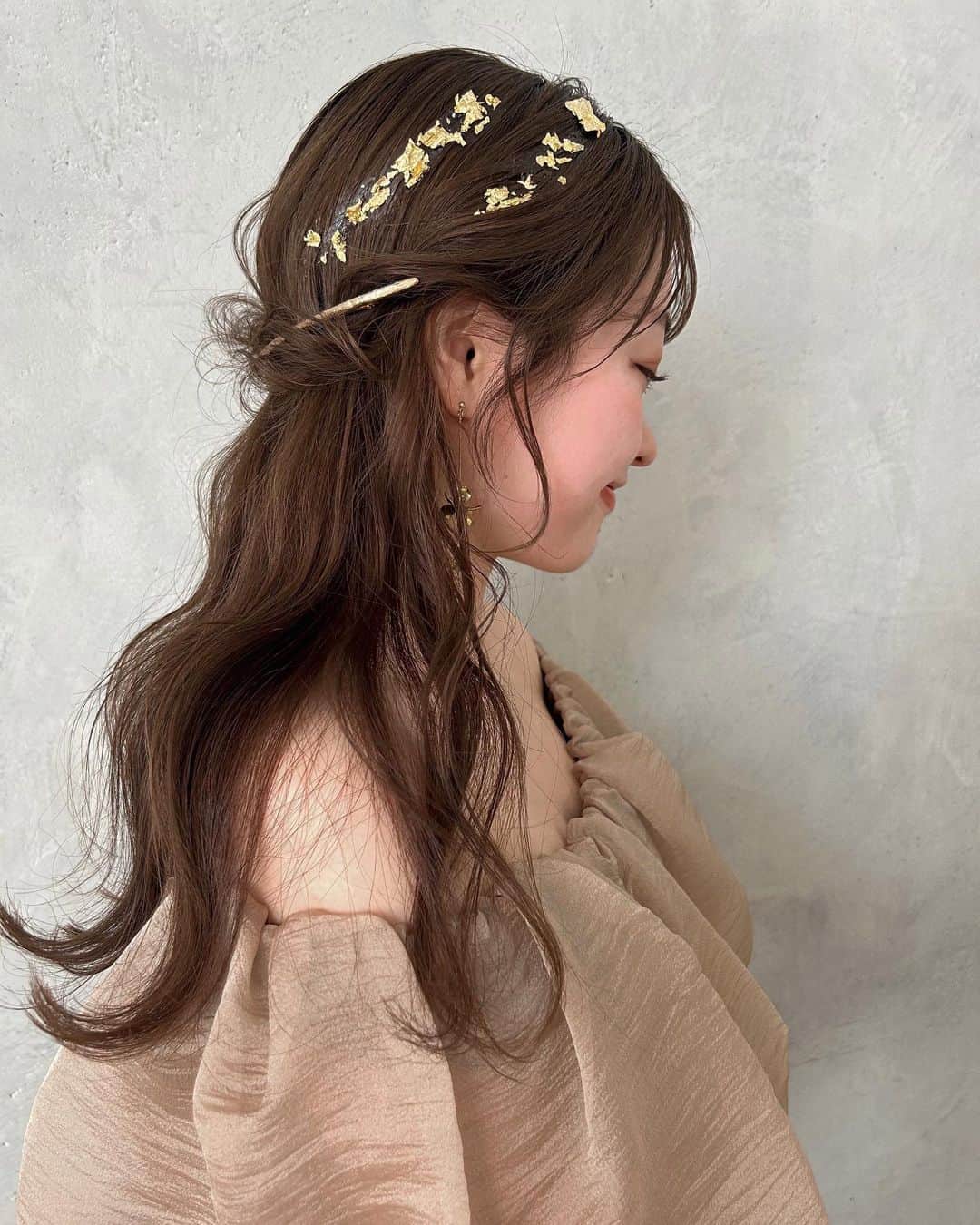 大野愛友佳のインスタグラム：「hairは @noi.mei さんにお願いしました✨  肩周りがでるdressなので、halfにしてもらいました。  朝からありがとうございました♡  #結婚式お呼ばれ#お呼ばれヘア#ハーフアップアレンジ#お呼ばれヘアアレンジ#結婚式ヘア#金箔ヘア#金箔アレンジ#バレッタアレンジ#渋谷美容室#渋谷サロン#ヘアアレンジ」
