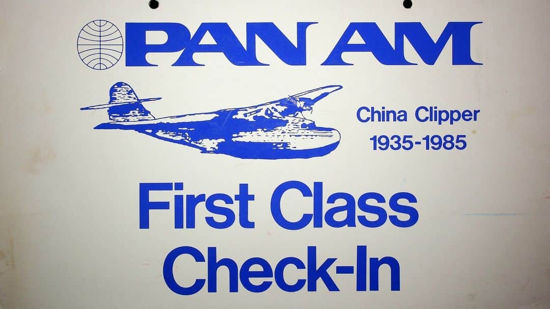 フィリップ・P・キーンのインスタグラム：「From my collection. Mid 80`s Check-In sign. Cardboard with metal grommets.   @pan.am.museum #aviation #airline #chinaclipper #firstclass #logo #pacific #travel #airplane #m130」