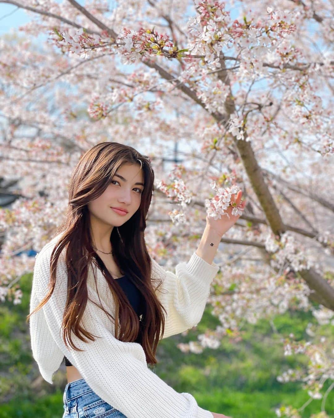 りりあのインスタグラム：「🌸💗  #桜 #満開の桜 #春コーデ #springfashion #spring #cherryblossom #springtime #onyx #bracelet #thialh #jewellery #オニキスブレスレット」