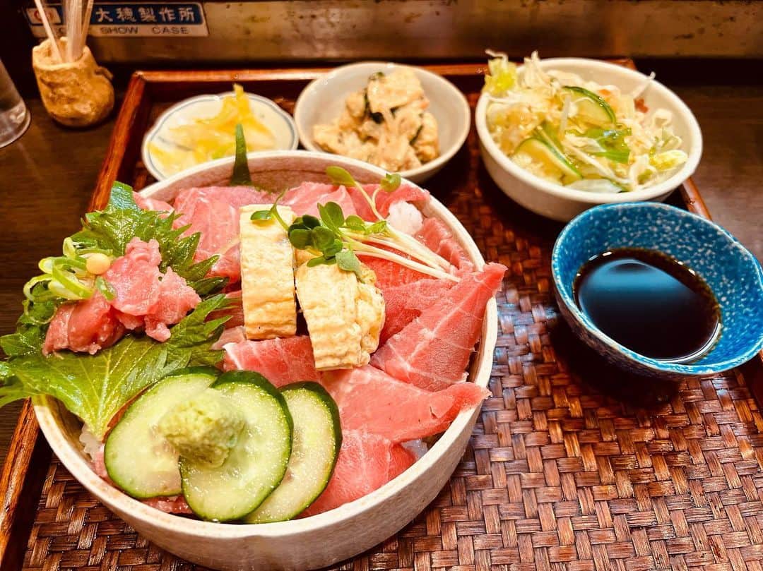 鴨志田由貴のインスタグラム：「ご飯食べたいなーと思い、岡山のホテルの周りで美味しそうなお店発見。 夜ランチやってますよ！との事。 お！やったじゃあこのランチメニュー…夜ランチ？？？ランチとは？？」