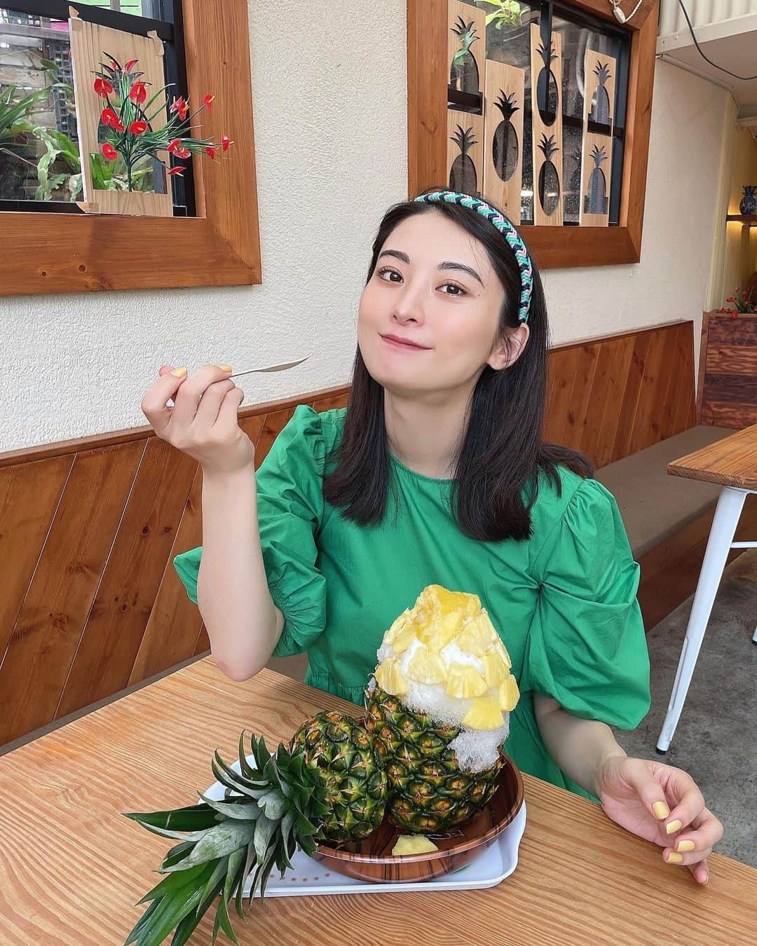 繭さんのインスタグラム写真 - (繭Instagram)「ㅤㅤㅤ ㅤㅤㅤ 初ナゴパイナップルパーク🍍  このかき氷が食べたかったの🍧 パイナップルが甘くてジューシーで 上に乗ってるだけじゃなくて中にもたっぷりでした🥹 氷もふわふわで本当に美味しかった🧊 ㅤㅤㅤ パークのオリジナルソングがずっと流れていて それが頭から離れなくなりました🤣笑 パーク全体アトラクションみたいで楽しかったな〜！💕  #沖縄 #okinawa #沖縄旅行 #ナゴパイナップルパーク #パイナップルパーク #followme #followmejp #followjp」4月2日 19時21分 - mayumayu1008