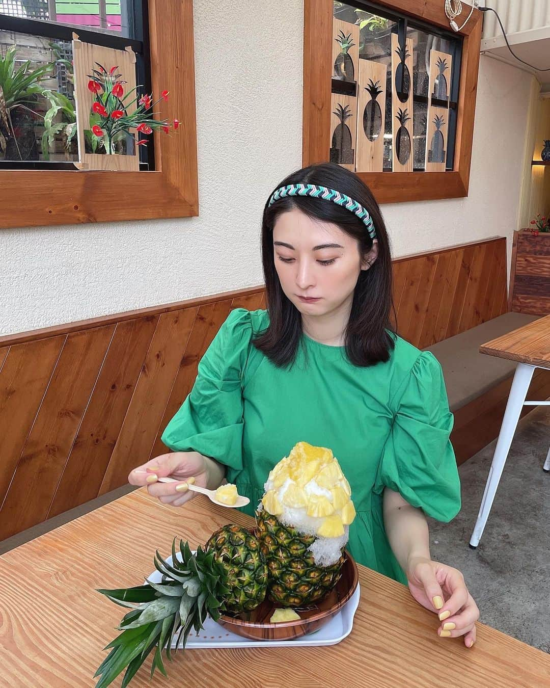 繭さんのインスタグラム写真 - (繭Instagram)「ㅤㅤㅤ ㅤㅤㅤ 初ナゴパイナップルパーク🍍  このかき氷が食べたかったの🍧 パイナップルが甘くてジューシーで 上に乗ってるだけじゃなくて中にもたっぷりでした🥹 氷もふわふわで本当に美味しかった🧊 ㅤㅤㅤ パークのオリジナルソングがずっと流れていて それが頭から離れなくなりました🤣笑 パーク全体アトラクションみたいで楽しかったな〜！💕  #沖縄 #okinawa #沖縄旅行 #ナゴパイナップルパーク #パイナップルパーク #followme #followmejp #followjp」4月2日 19時21分 - mayumayu1008