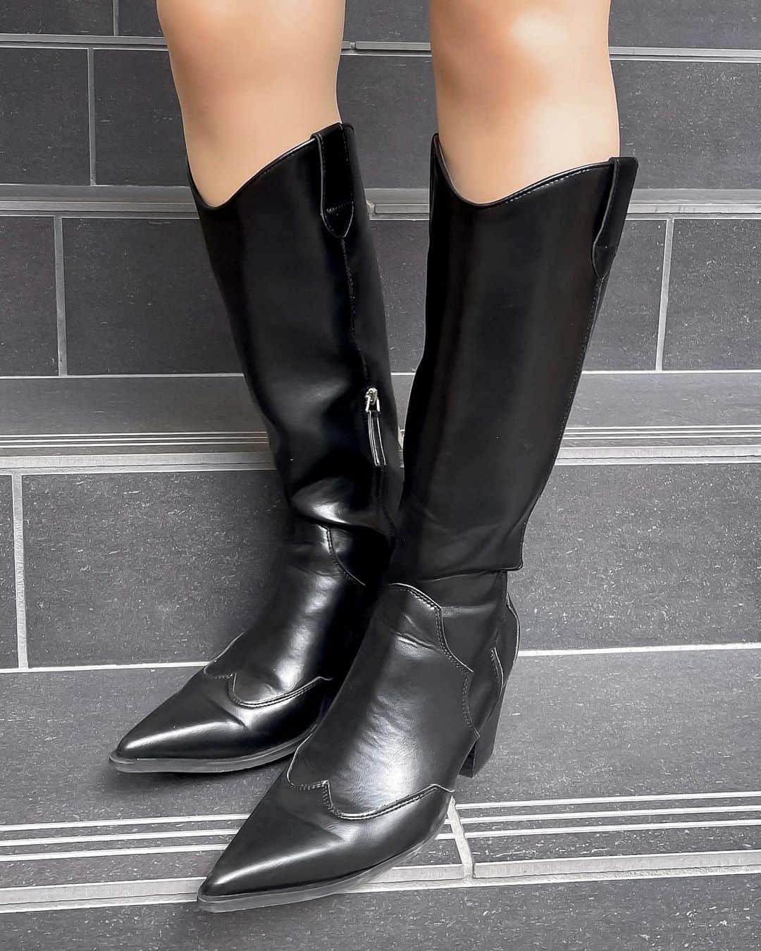 海羽（みう）さんのインスタグラム写真 - (海羽（みう）Instagram)「.  boots @emoda_official  ウエスタンブーツ初挑戦👢 Vカットのおかげで細く見えてありがたい🙏🏻🦋  . #emoda #mystyleemoda」4月2日 21時00分 - _miuinoue_