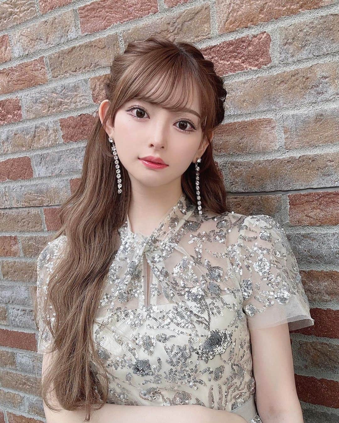 のインスタグラム：「昨日はファンミーティングに 来てくれたみんな本当にありがとう♡ ⁡ 久しぶりファンのみんなに会えて幸せでした😭💞 ⁡ 約3年ぶりという事もあり 待っていてくれてた子達や、初めてで勇気を出してくれた子達と少しでも長く居たくて 今回はファンミーティングという形にしました🫶 私のわがままに付き合ってくれてありがとう ⁡ 久しぶりに会う子たちは 少し大人っぽくなっていたり、更に可愛くなっている中で中身は変わらず接してくれて本当にほっとしたよ😌😌 初めましての子も会える機会を待っていてくれてたり、色々な気持ちを伝えてくれて幸せだったよ♡ ⁡ みんなに刺激やパワーをもらって 更に可愛さを研究しなきゃとモチベ上がった🫣 ⁡ 年内もう一度みんなに会えたらいいなと 思っています🫶🫶 イベントの形式(?)などみんなの意見を伺いたいのでdmも待ってるね！ ⁡ そして沢山のプレゼントありがとう😭😭 みんな可愛くてセンスも良くて、そんなファンの子達がいて誇らしいです◎ 今日の夜子供が寝た後にニヤニヤしながら開封するね🫶手紙を読むのも楽しみ♡ ⁡ みんなの笑顔も泣き顔も 嬉しい言葉も沢山幸せ頂いた素敵な１日でした♡ ⁡ #ファンミーティング #ファンミ #渋谷 #セルフポートレイト #honeymihoney #selfportrait」