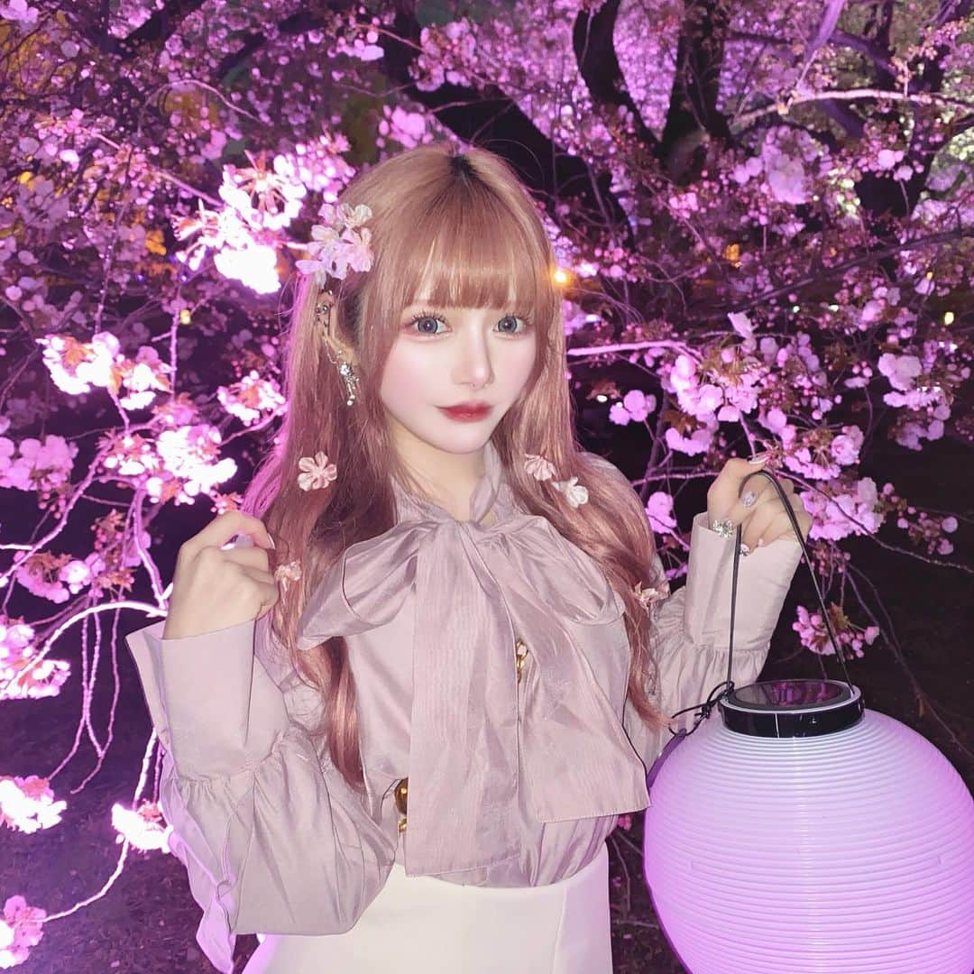 Yuupyonのインスタグラム：「🌸🫧🏮🩷 ⁡ ⁡ NAKED桜の新宿御苑🌸2023 @naked_inc  ⁡ ネイキッドの東京の夜のお花見の特別事前内覧会に 招待していただきました₍ᐢ.ˬ.ᐡ₎ ⁡ 色々な種類の桜があって更に プロジェクションマッピングやフード、ドリンク １日じゃ足りないくらいの沢山のコンテンツがあったよ！ 期間中にもう1度は絶対に行きたい😭😭 ⁡ ⁡ ⁡ 場所：新宿御苑（入場は新宿門） 期間：2023年3月31日（金）～4月23日（日） 時間：19:00～21:00（閉門 22:00）  ※18:00閉園後に新宿門を再開門 詳細：https://event.naked.works/shinjukugyoen/ ⁡ ⁡ #ネイキッドインク#nakedinc#新宿御苑#桜#花見スポット#東京花見#東京観光#桜フード#春#春服#sakura#pink#tokyo#🌸」