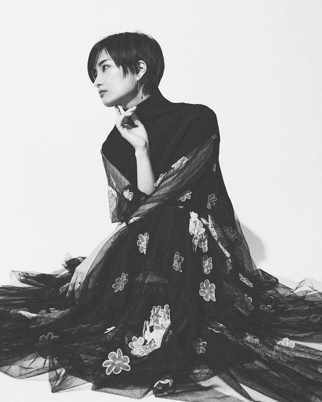 林まきさんのインスタグラム写真 - (林まきInstagram)「#redvalentino #blackdress #大人カジュアルコーデ #大人きれいめコーデ #ショートヘア」4月2日 19時20分 - maki__mh