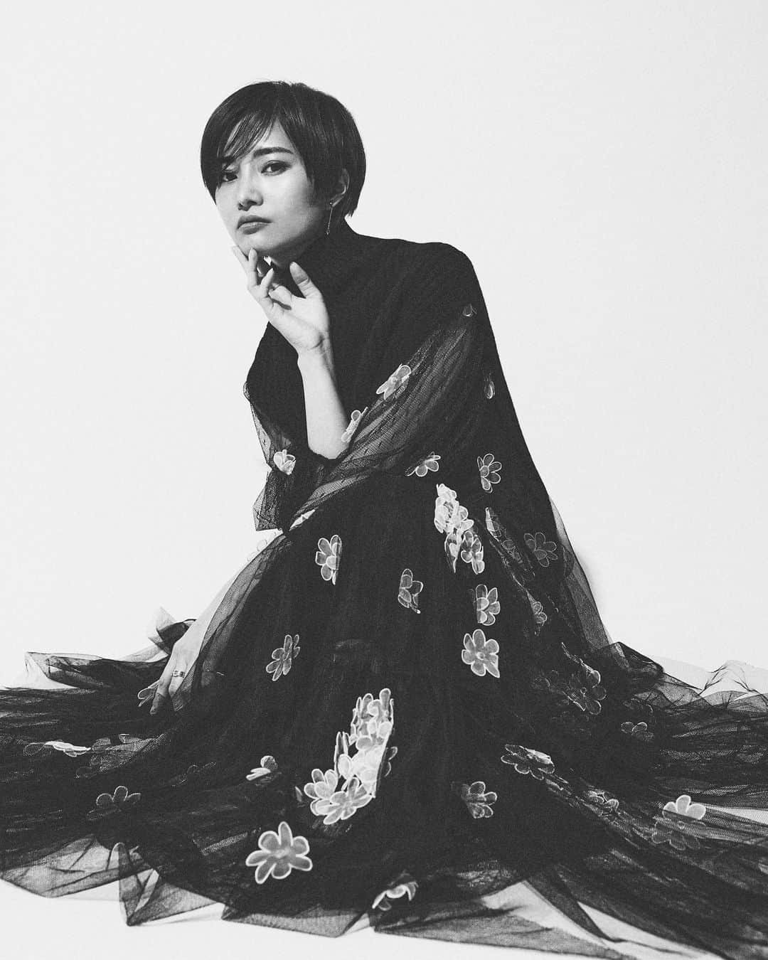 林まきさんのインスタグラム写真 - (林まきInstagram)「#redvalentino #blackdress #大人カジュアルコーデ #大人きれいめコーデ #ショートヘア」4月2日 19時20分 - maki__mh