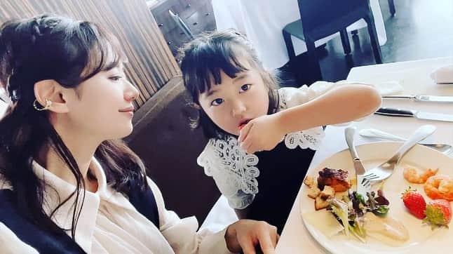 三井智映子のインスタグラム：「先週の米市場は上昇。主要3指数はいずれも週間で3％超の上昇です。 SVBを米東部ノースカロライナ州地盤の銀行持ち株会社であるファースト・シチズンズ・バンクシェアーズグループが買収することで合意したと発表するなど欧米の金融システムへの懸念が一段と後退したことで、足元では金利もVIX指数も落ち着いてきているようで、3月10日の破綻に始まったSVBショックは収束したように見えます。 3月10日以前の相場の関心であるインフレ関連指標と金融政策に再び投資家の関心が移りつつあり、今週末の雇用統計は注目でしょう。 週末31日の日経平均は前日比258円55銭高の2万8041円48銭と反発。2万8000円台を回復してきました。 為替が円安方向に動いたことも追い風となったようです。」