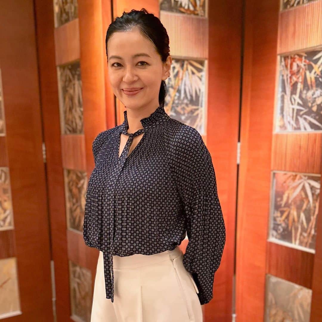 黒谷友香のインスタグラム：「皆さん、こんばんは〜🎶 今日はちょっと肌寒かったかな。 体調に気を付けてネ😉  今日22時〜N H K B Sプレミアム プレミアムドラマ　『グレースの履歴』第3話がOAよ。  日曜日の夜、ごゆっくりお過ごしください☺️  #ralphlauren#poloralphlauren#乗馬#馬#東京#tokyo#sdgs#ログハウス#着物#ハーブ#地球温暖化#ガーデニング#LOVOT #ラボット#mediaid#diy#日本#日産 #nissan#EV#日産ariya#ai#大鵬薬品工業#バップフォーレディ#エビス#プレミアムケアハブラシ#いち瑠#黒谷友香」