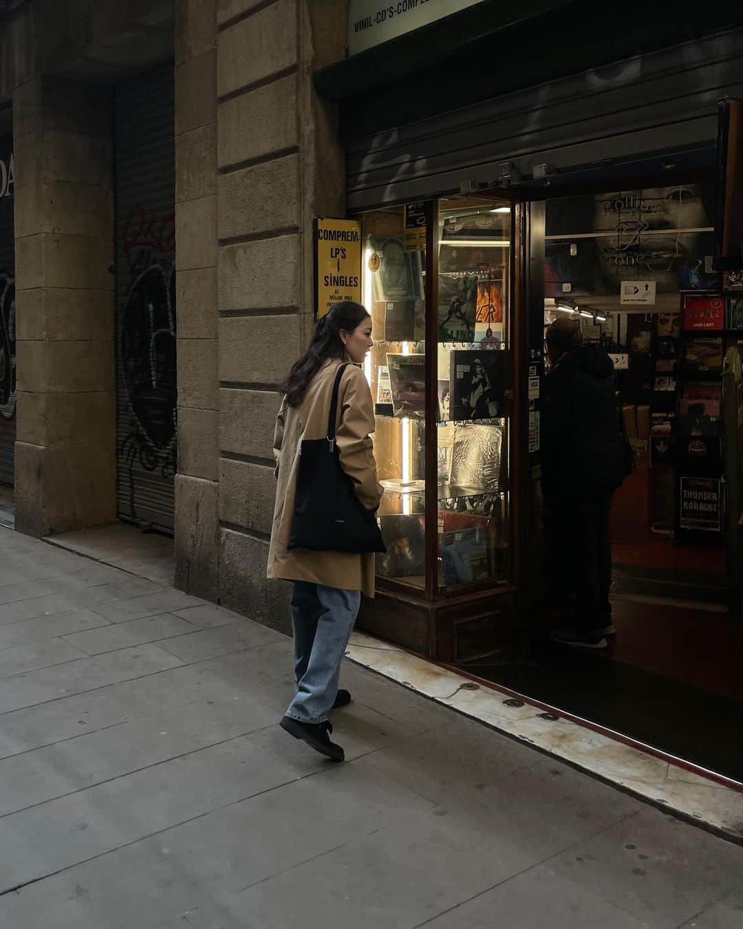 柿本絢菜 (24)さんのインスタグラム写真 - (柿本絢菜 (24)Instagram)「Hello Spain  Outer | Lyon Half Trench Coat @ohotoro_official  Pants | New Berlin Jeans (long) @ohotoro_official  Bag | Sandwich Eco Bag @ohotoro_official  Shoes | @clarksoriginals」4月2日 19時25分 - aa_2.8