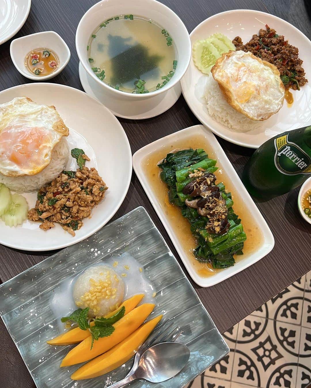安藤絵里菜のインスタグラム：「・ タイで食べたものいろいろ🇹🇭  毎日3食デザートまで食べた🍨 お腹空いてなくても食べた。 食べてすぐ寝た🤗  ＋1.5kgの調整動画はまたYouTubeにて🤣  #タイ料理 #タイ#タイグルメ」