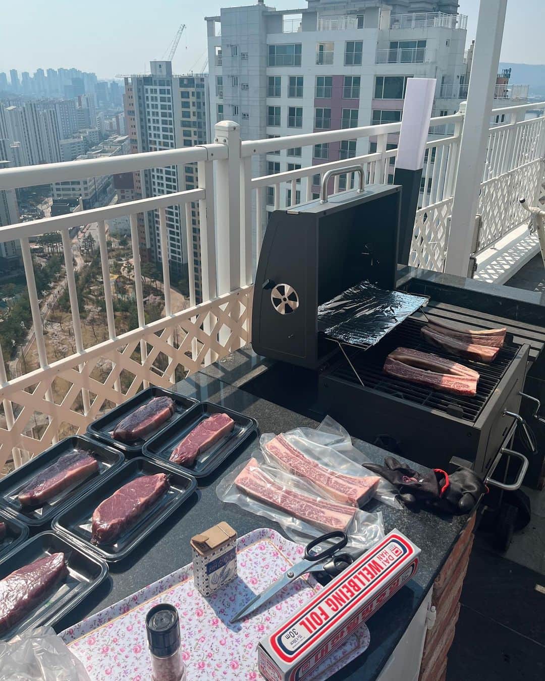ライムのインスタグラム：「고기 잔뜩 챙겨서 바베큐 파티파티 오빠 친구들은 다 같은 동네, 옆아파트 남자들의 우정이란…⭐️」
