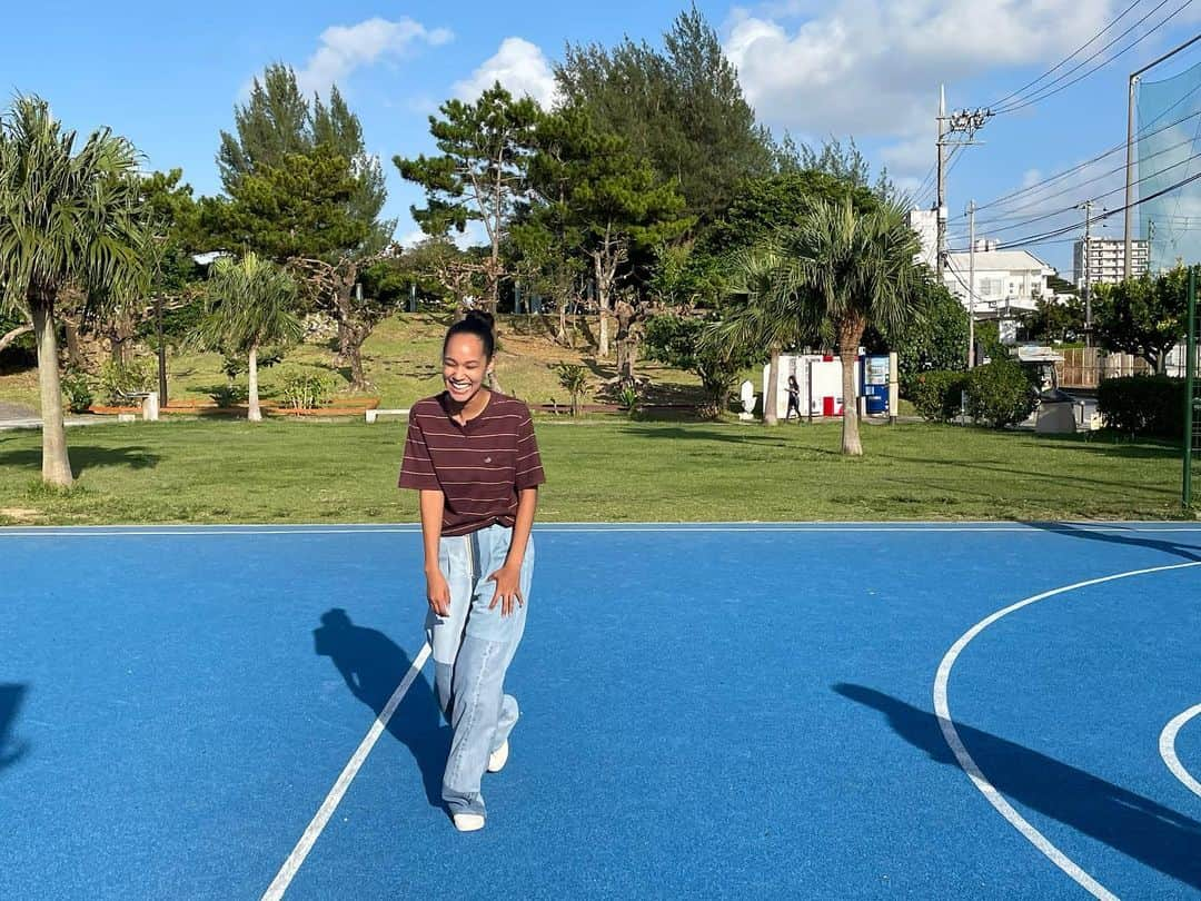 宮本エリアナさんのインスタグラム写真 - (宮本エリアナInstagram)「🏀🏀🏀 撮影の待ち時間の合間に、 バスケ部出身のスタッフの皆さんに付き合ってもらって、 バスケを教えてもらったんだけど…この有様。笑 私、昔バレーボール部のエースやってたんだけどな〜〜🫣 幻だったのかしら？笑笑  プチ情報…  野木さんから伝えられたのですが、 桜は大坂なおみ選手のファンだそうです🎾 役作りで大坂選手のプレーを沢山チェックしてました！ おかげでエリアナもすっかり彼女のファンです🌸  連続Wフェンス 3話、今夜10時放送です🤍🤍 お見逃しなく！！  #連続ドラマW#フェンス#WOWOW #松岡茉優#宮本エリアナ#青木崇高#與那城奨(#JO1 )#比嘉奈菜子#佐久本宝#ドランクザン望#松田るか#ニッキー#新垣結衣（特別出演）#Reina#ダンテカーヴァー#志ぃさー#吉田妙子#光石研」4月2日 19時28分 - arianamiyamoto