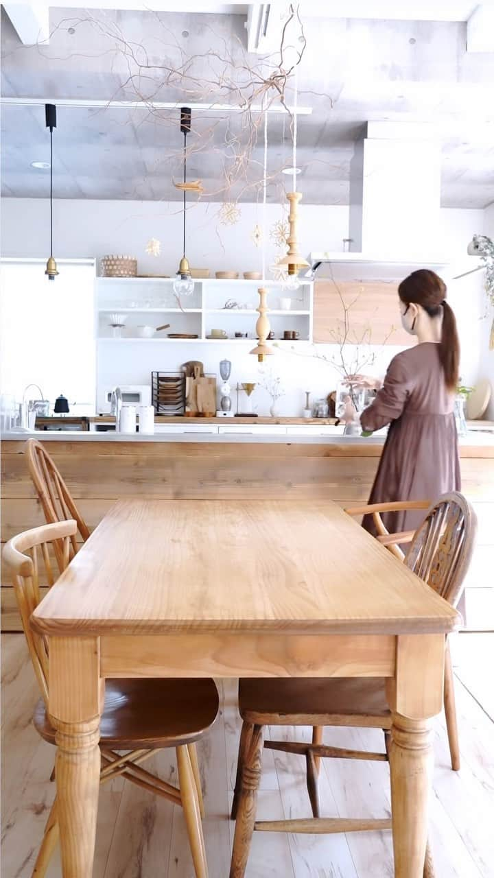 shihoのインスタグラム：「春を感じるたけのこご飯  手間はかかるけど 採れたてをすぐ 自分であく抜きすると 甘みと香りが格別です♪  たけのこごはん ワンプレート（アスパラと筍のオイルグリル、かぼちゃ煮物、ひじき煮物、スナップエンドウとアスパラと文旦サラダ） 鶏肉とごぼうのピリ辛あえ ごま油香るキムチのせ冷奴 じゃがいもと春キャベツのお味噌  ………………………………  お米　3合 筍　200g 油揚げ　1枚 出し汁　適量 薄口醤油  大さじ2 酒　大さじ1 塩　ひとつまみ #筍#筍ごはん#おひるごはん#2人暮らし#キッチン#おうちごはん#日々#日々の暮らし #暮らしを楽しむ #暮らしの記録#おうち時間」