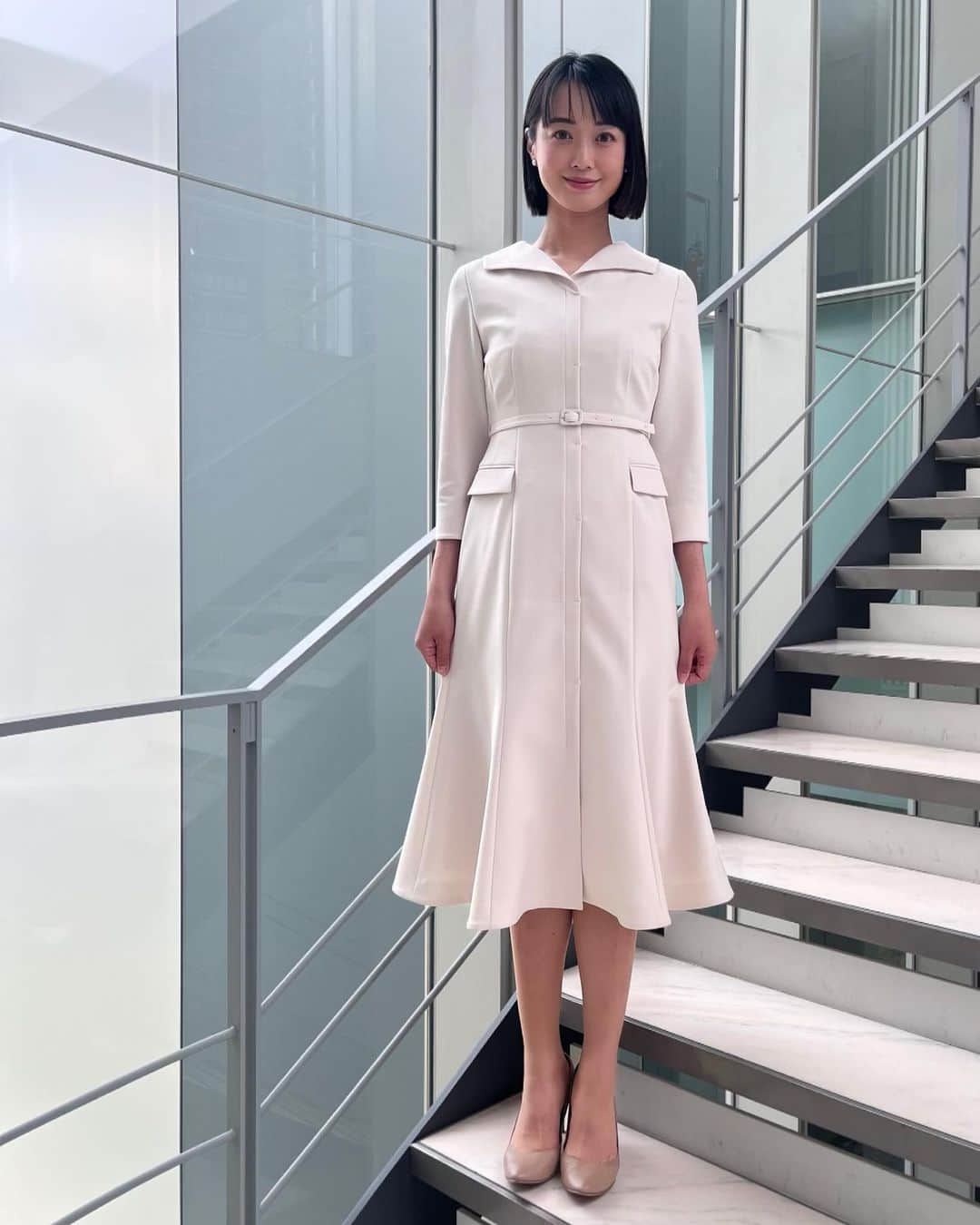 八木麻紗子さんのインスタグラム写真 - (八木麻紗子Instagram)「. 日曜日のスーパーJチャンネル、 ご覧いただきありがとうございました。  衿とベルトにデザイン性のある、 ラインがきれいなワンピースでした。  ワンピース @celford_official  ピアス @grossejapan   春は出会いと別れの季節。 お世話になったタイムキーパー(TK)の女性が 番組を離れることになり、さみしいです。 でも新しく挑戦されることを聞かせてもらって、 心から応援したくなりました！  明日から新生活でドキドキしている方も多いでしょうか。 入学式、入社式、保育園初日。 素敵なスタートになりますように🌸 私もがんばろう。  #反省ばかりの毎日だけど #入社16年目 #🤫」4月2日 19時29分 - yagi_masako