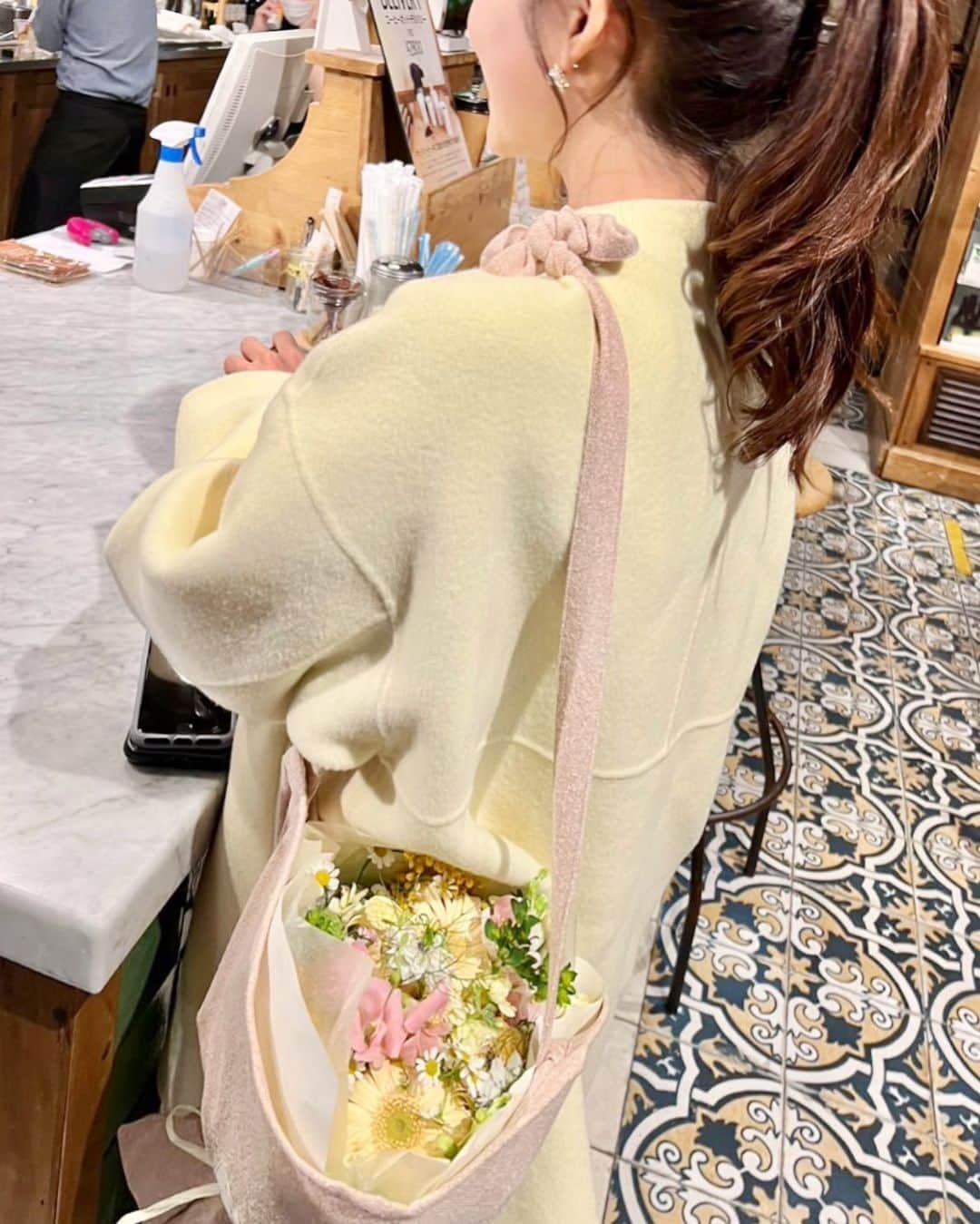 大槻瞳さんのインスタグラム写真 - (大槻瞳Instagram)「新しい門出のお祝いに、と友人が贈ってくれた花束が鞄型になっていて…☺︎ ずっと持ち歩きたくなる、衝撃的な可愛さでした。  #bouquet #tokyo」4月2日 19時30分 - hitomi_otsuki_55
