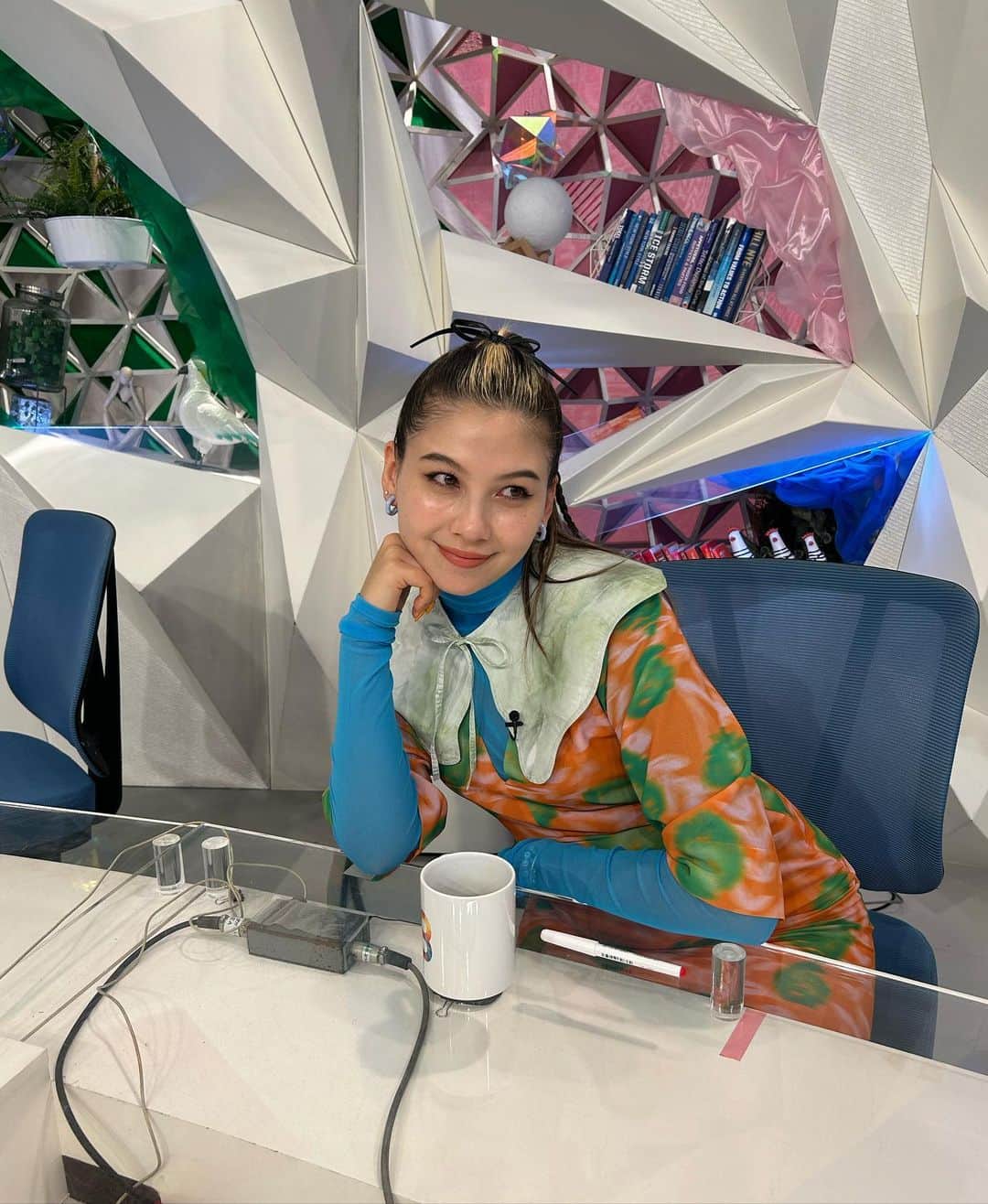 のインスタグラム：「明日めざまし8出演します🤍🌞  そして4月から毎月出演することになりました!!  ハッピーな衣装で、自分らしくズバズバコメントできたらと思いますので宜しくお願いします🥹👼🏼💕  #めざまし8」