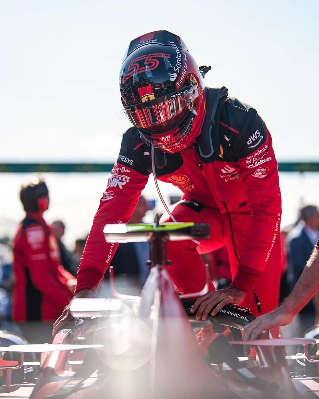 カルロス・サインツJr.さんのインスタグラム写真 - (カルロス・サインツJr.Instagram)「Good start and solid comeback after an unlucky situation with first red flag. It was a good race overall, but the penalty ruined it all and I don’t agree with it. Very difficult to digest, but I’ll take the positives and focus on the next race.  Buena salida y remontada tras la mala suerte con la primera bandera roja. Carrera positiva, pero la sanción lo ha arruinado todo y no la comparto. Es muy difícil de digerir, pero me quedaré con lo bueno y a pensar en la próxima carrera.  - @scuderiaferrari  #Carlossainz #F1 #AusGP」4月2日 19時34分 - carlossainz55