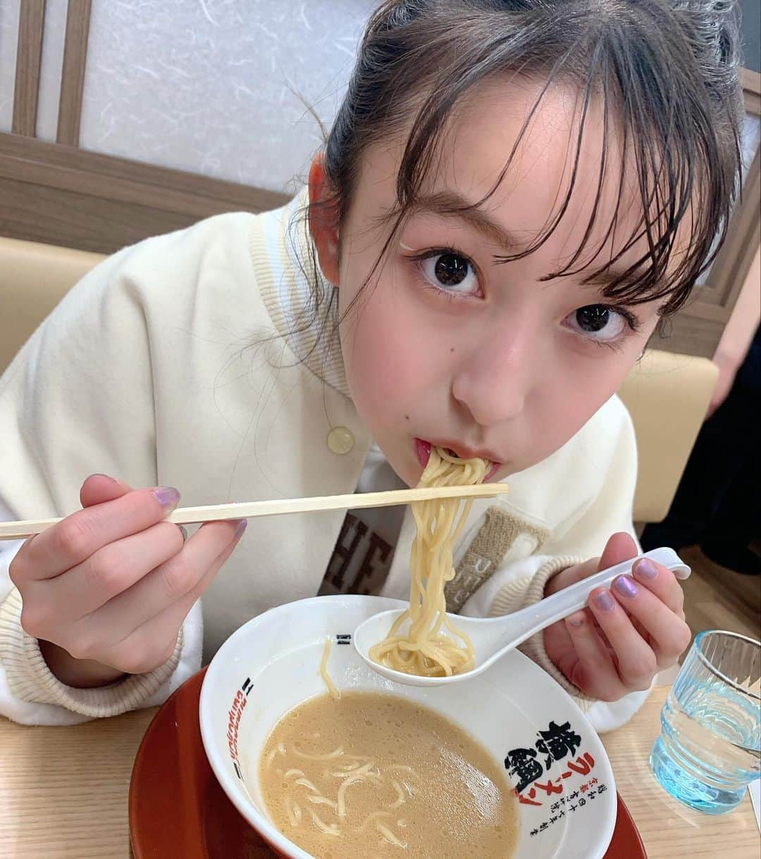 ゆめ & じゅなさんのインスタグラム写真 - (ゆめ & じゅなInstagram)「ラーメン食べてるじゅなが可愛いすぎる♡  ゆめにかわいくラーメン食べる方法教えてっー！！！笑笑  #野崎珠愛 #09 #妹 #ラーメン #じゅな  #かわいい #他撮り #らーめん女子  #いっぱいたべるきみがすき #🍜  #らーめん #新中学2年生」4月2日 19時38分 - yumejuna