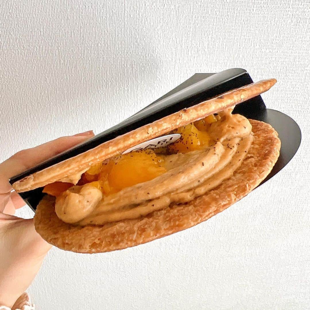池田真子さんのインスタグラム写真 - (池田真子Instagram)「ミルフィーユ好きに是非食べてほしい♡ 食べ歩きできる話題のミルプレッセ🍓 ． ． ▼GARIGUETTE - ガリゲット - アールグレイ&アブリコ ¥1100 ．  キャラメリゼされたパイ生地がパリパリで 香ばしいほろ苦さもあって最高♡ ． ． アールグレイクリームやトッピングに 茶葉までかかっていて香りも良いし、 もうアールグレイ好きにはたまらない美味しさ！！ ． ． 程よいクリームの甘さとゴロッと出てくる アプリコットのコンポートの甘酸っぱさが また良いバランスで美味しかった💓 ． ． ． ． スイーツ系の他にお食事系も色々あって どれも美味しそうでした🌼 ． ． ． ． 昨年大阪にもオープンしてからずっと人気のお店で、 お昼頃に並んで購入まで約1時間くらい経ってました！ 時間に余裕を持って行くのがおすすめです◎ (5枚以上の場合は予約できるみたい！) ． ． 1枚1枚目の前で焼いて作ってくれるので、 待っている間も楽しいし出来立てを食べられるよ！ ． ．  イートインスペースもあったりテイクアウトもできます。 ． ． ． 久しぶりのスイーツに満たされた時間でした🌱 ． ． ． ． ． ． ． #大阪グルメ #ガリゲット #関西グルメ #梅田スイーツ #梅田グルメ #梅田カフェ #関西スイーツ #大阪スイーツ #うめきた広場 #ミルフィーユ #ミルプレッセ #ミルフィーユ専門店 #GARIGUETTE #アールグレイ #紅茶好き #おやつのじかん #リフレッシュタイム」4月2日 19時38分 - mako_ikeda