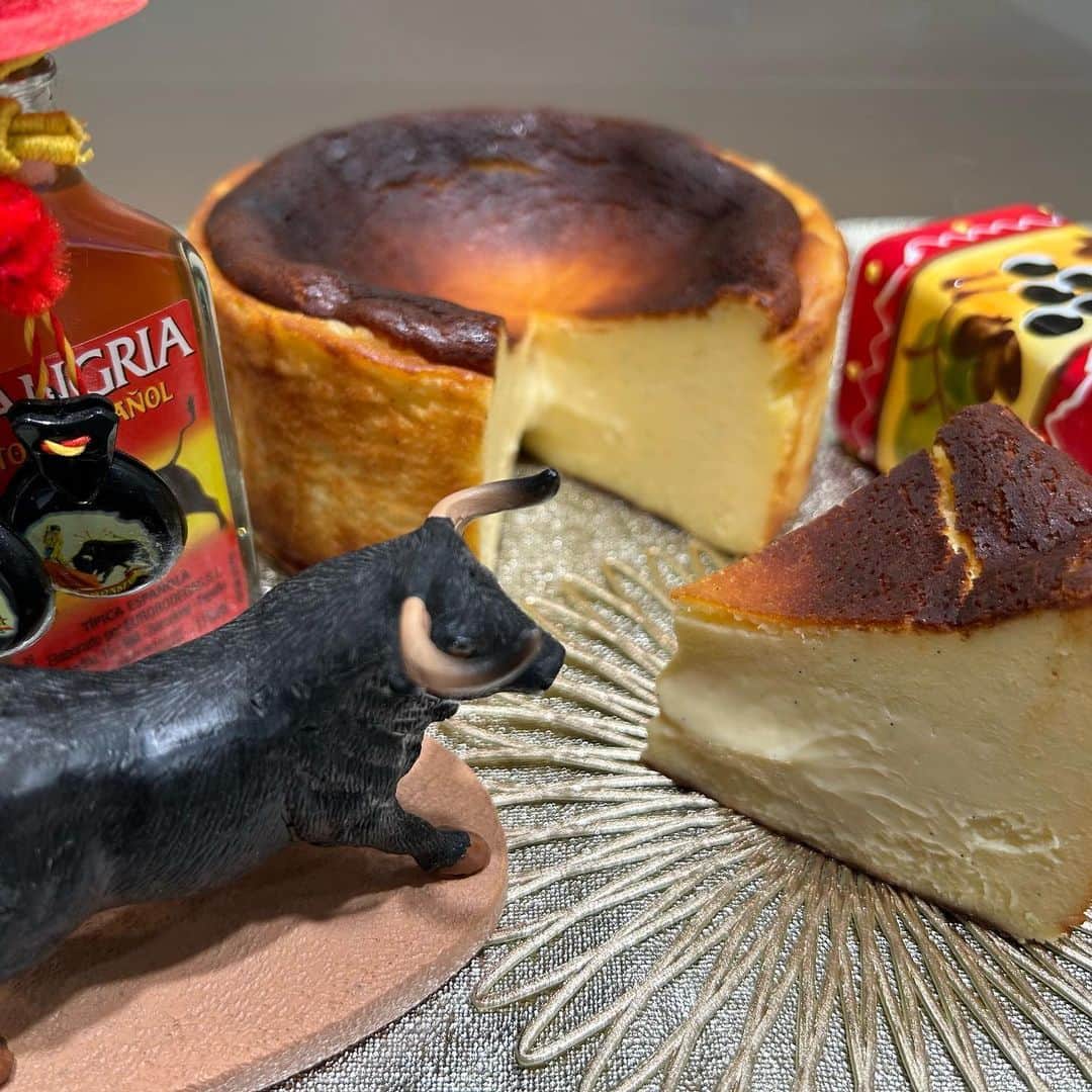 のインスタグラム：「【Hola! ¿Qué tal una tarta vasca de queso? -バスク風チーズケーキはいかが？-】  グルメ＆スーベニール「アイ マリーナ」では バスク風チーズケーキを数量限定でご用意しております。  🧀バスク風チーズケーキ　￥2,916(税込み)  外側を香ばしく焼きあげており、カラメルようなほろ苦さがアクセントとなっております。 直径10㎝で召し上がっていただきやすく、お持ち帰りにも適したサイズ感です。 ずっしりとした濃厚なチーズと中央部分のとろけるような滑らかさのコントラストを、是非とも皆様の舌でお愉しみください。  その他にも、様々なケーキをご用意しております。 お祝い事はもちろん、ちょっとしたご褒美のティータイムにもいかがでしょうか☕️  🔗詳しい情報は、プロフィール・ストーリーズよりご覧ください。  #ヨコハマグランドインターコンチネンタルホテル #横浜グランドインターコンチネンタルホテル #アイマリーナ #横浜グルメ #みなとみらいグルメ  #テイクアウト #ホテルスイーツ #スイーツ好き#バスクチーズケーキ#みなとみらい #intercontinentalyokohamagrand #imarina #minaromirai#cheesecake」
