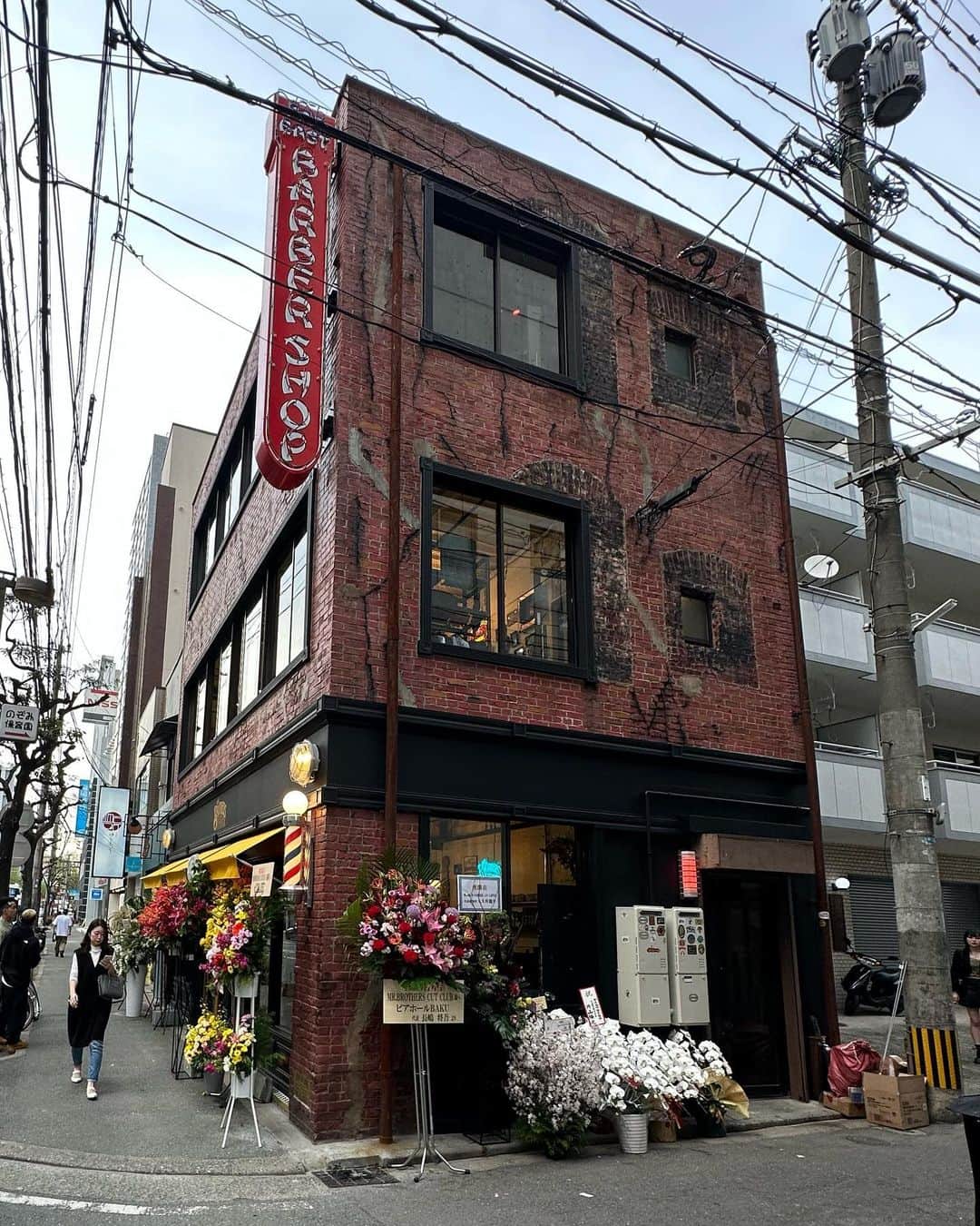 杉原勇武さんのインスタグラム写真 - (杉原勇武Instagram)「@mr.brothers_cutclub 福岡店オープン。 拘りのある凄く格好良いお店です。 @daisukekomatsu_ くん @mrpotatohead59 くん オープンおめでとうございます㊗️」4月2日 10時52分 - isamu_katayama