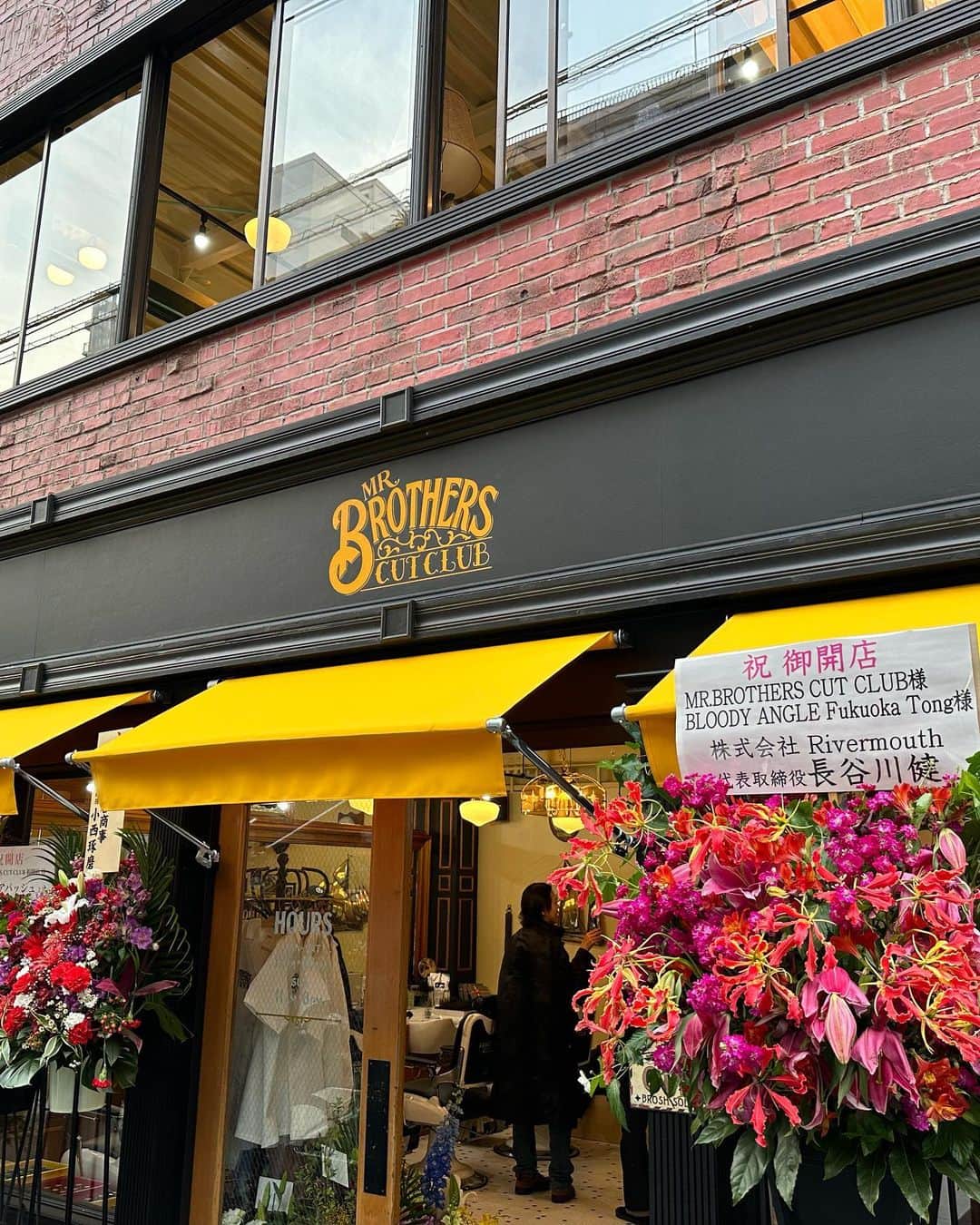 杉原勇武さんのインスタグラム写真 - (杉原勇武Instagram)「@mr.brothers_cutclub 福岡店オープン。 拘りのある凄く格好良いお店です。 @daisukekomatsu_ くん @mrpotatohead59 くん オープンおめでとうございます㊗️」4月2日 10時52分 - isamu_katayama
