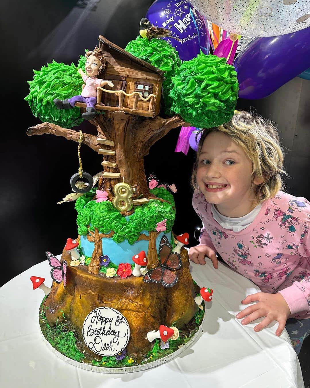 ミラ・ジョヴォヴィッチのインスタグラム：「Thank you once again to the amazing @marcrg4u for another epic cake for Dash’s bday based on her favorite books “The Magical Tree House”! And the party is a design/fashion show theme so all the kids made their own clothes on sewing machines and then got to strut there stuff on the runway at the amazing LA based fashion school @theunincorporatedlife!」