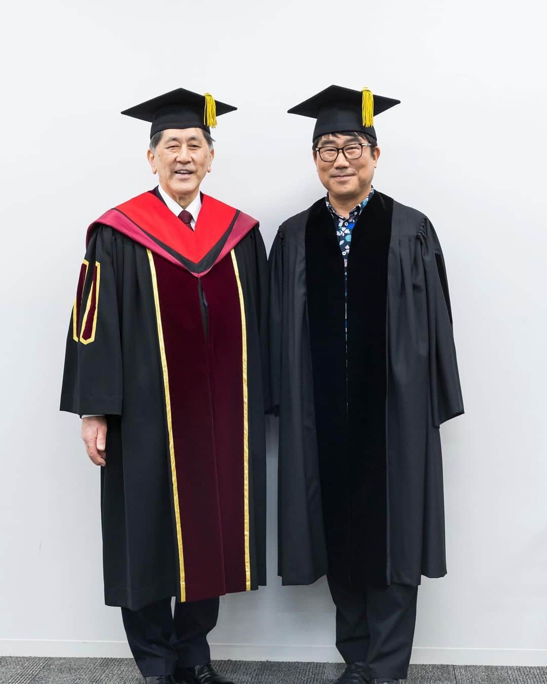 亀田誠治のインスタグラム：「4月1日、母校の早稲田大学の入学式で新入生に向けて祝辞を述べさせていただきました。コロナ禍で3年間頑張ってきた新入生の未来を精一杯応援します✨🌈✨ 田中愛治総長とお写真。 帽子もマントもはじめて👨‍🎓👨‍🎓 誠治と愛治で「愛と誠」だねと 盛り上がりました。（←昭和） #早稲田大学 #早稲田大学入学式」