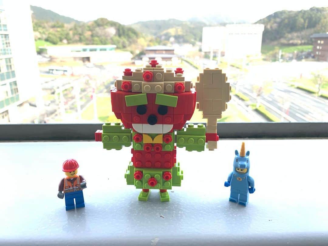 黒沼誠さんのインスタグラム写真 - (黒沼誠Instagram)「先日のワークショップコレクションin福岡のキャラクターだよ！  けっこうこまかく作ったよ！  顔も何度も作り直して作り直してこうなったよ！  この子の名前なんていうの？  教えてだれか。  Enjoy LEGO！！！  #ワークショップコレクション #福岡 #レゴ #レゴオリジナル #オリジナル作品 #レゴワークショップ #レゴ大好き芸人 #レゴ好き芸人 #まっこん #レゴランドディスカバリーセンター東京 #マスターモデルビルダー #楽しく作ってね #lego#legolanddiscoverycenter#mastermodelbuilder#legostagram」4月2日 10時58分 - bfkuronuma