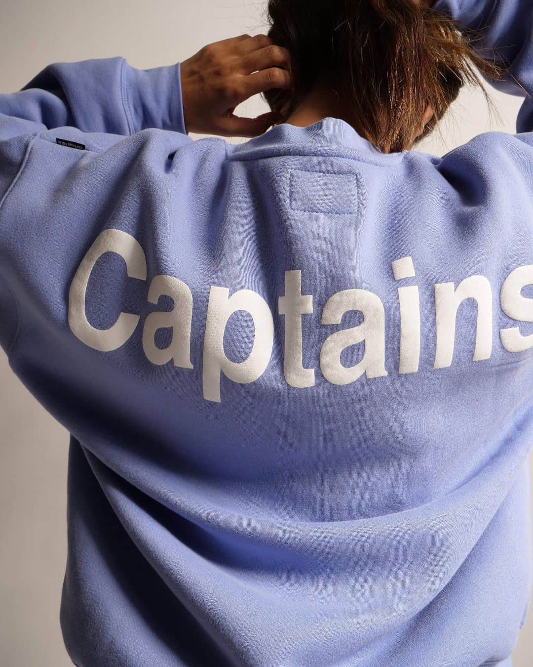 MiChiさんのインスタグラム写真 - (MiChiInstagram)「Team @captainshelm_tokyo 💙🤍  My new favorite sweatshirt🥹 So soft and comfy🫶🏼  #captainshelm#tokyo#familyportrait#familyfashion」4月2日 10時59分 - michimadness