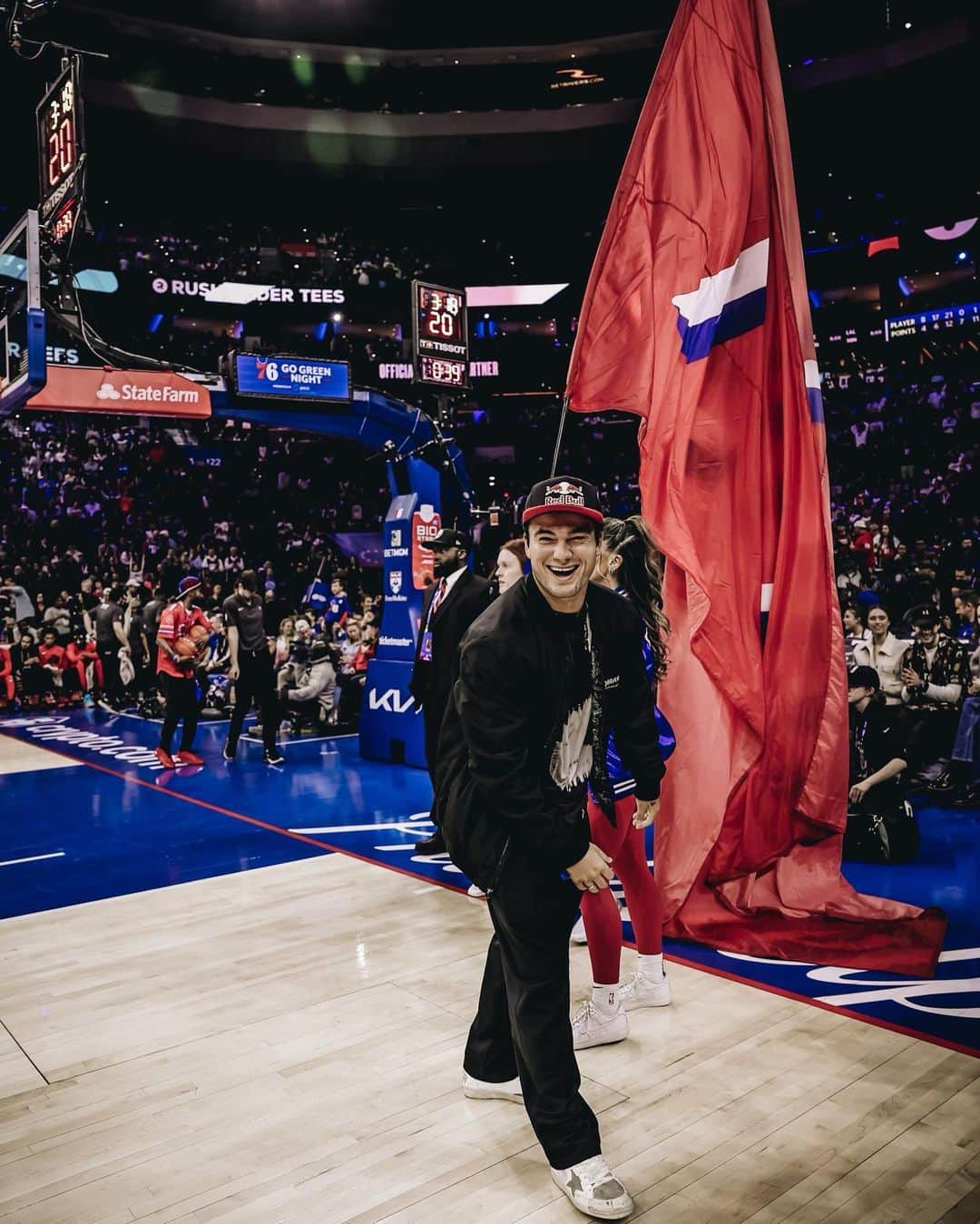 アレックス・ソルジェンテさんのインスタグラム写真 - (アレックス・ソルジェンテInstagram)「Thanks for the night @redbull @sixers 🏀🔥」4月2日 10時59分 - alexsorgente