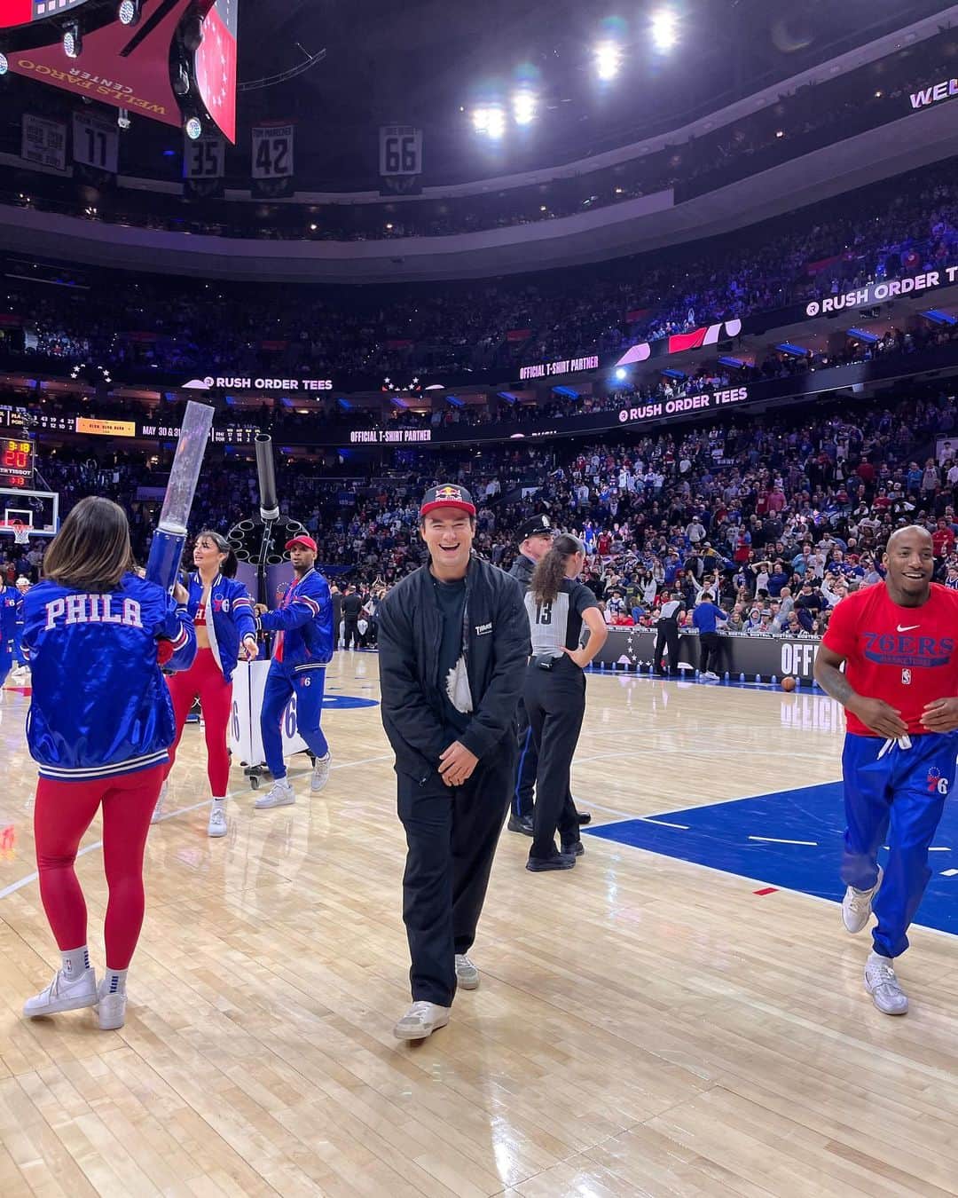 アレックス・ソルジェンテさんのインスタグラム写真 - (アレックス・ソルジェンテInstagram)「Thanks for the night @redbull @sixers 🏀🔥」4月2日 10時59分 - alexsorgente