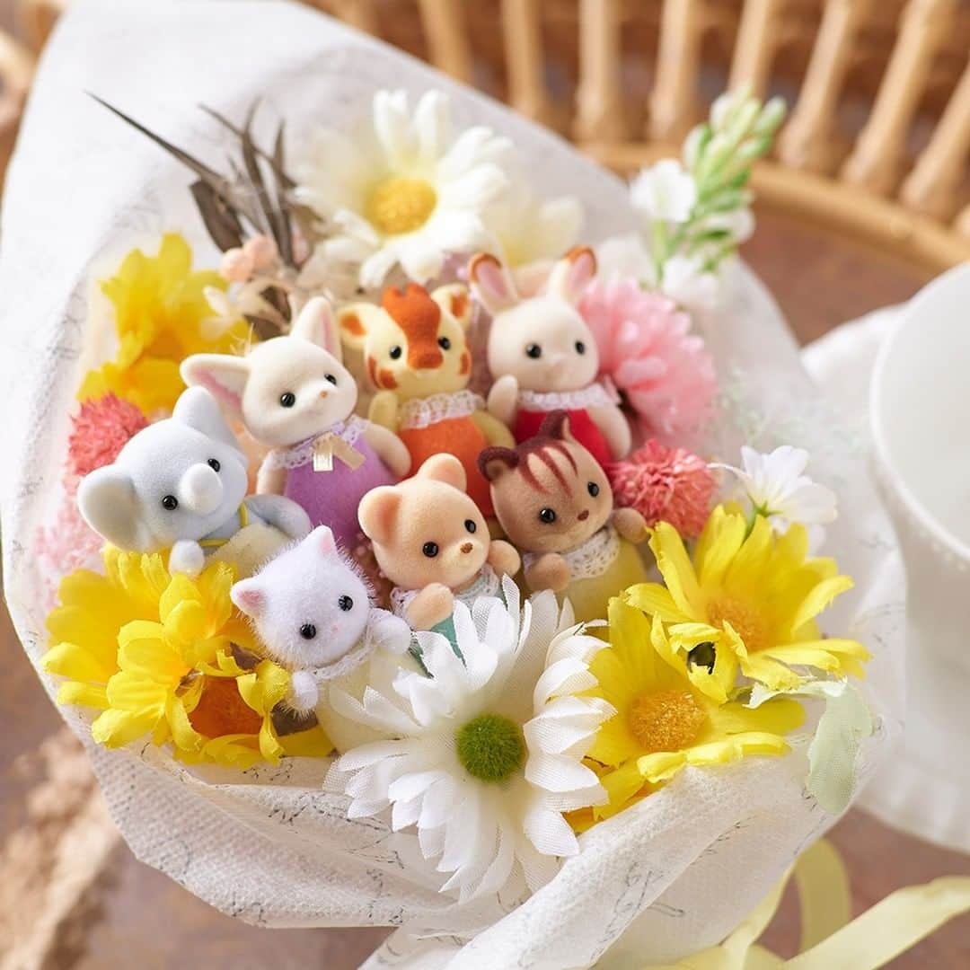 のインスタグラム：「花束をシルバニアファミリーのお人形でデコレーションしてみました🌼  キレイなお花とかわいい赤ちゃんたちは相性ぴったり✨  受け取った方もきっと喜んでくれますよ♪  #シルバニアファミリー #シルバニア #sylvanianfamilies #calicocritters #sylvanian #ドールハウス #dollhouse #ミニチュア #miniature #かわいい #可愛い #cute #癒し #癒される #kawaii #花束 #お花 #デコレーション #シルバニア赤ちゃん」