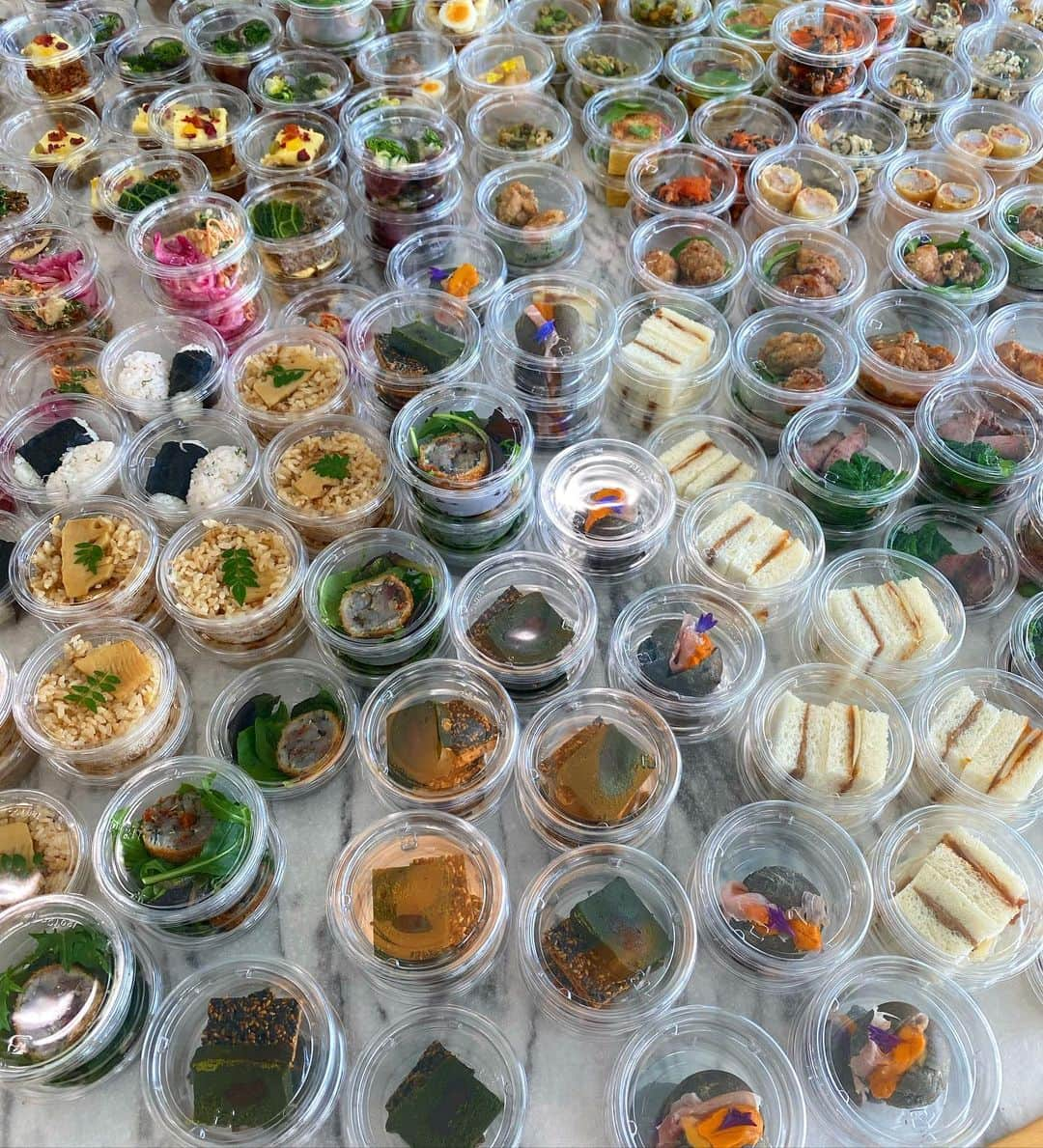 山本千織さんのインスタグラム写真 - (山本千織Instagram)「1000カップ  個食から会食へ。このひと月で弁当で進んでいたものが、現場でのケータリングに変わることがいくつかあった。 それでもトングの共用や料理の出しっ放しは大丈夫ですか？と聞かなきゃならなかった。  そんな中、100人規模の現場で「全てをカップに入れてそれを積み上げて」という提案が出た。 場から好きに取りたいけどやはり飛沫は気になるという理由だった。  1000カップ。  もしかしたらコロナの時代からどこかへ移行する狭間の今しかできないケータリングかもしれないと、 蓋をされた惣菜の壁を眺めてみたく、そして無くなって欲しく、 是非にとお願いした。  人は先に進むようにできてるから、 「こんなこともやったねぇ」、といつか言ってみたい。  作らせていただきありがとうございました。」4月2日 11時00分 - chiobenfc