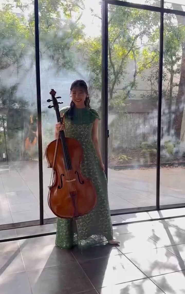 新倉瞳のインスタグラム：「Verde🍀  桜から新緑への季節の移り変わりが美しいですね。 4月5日からは「音と服」in名古屋💚  8日にはなんちゃっ店長も参りまして特別演奏会&トークショーは15時からございます✨  皆さまのご来店首を長〜くして🦒お待ちしております！」