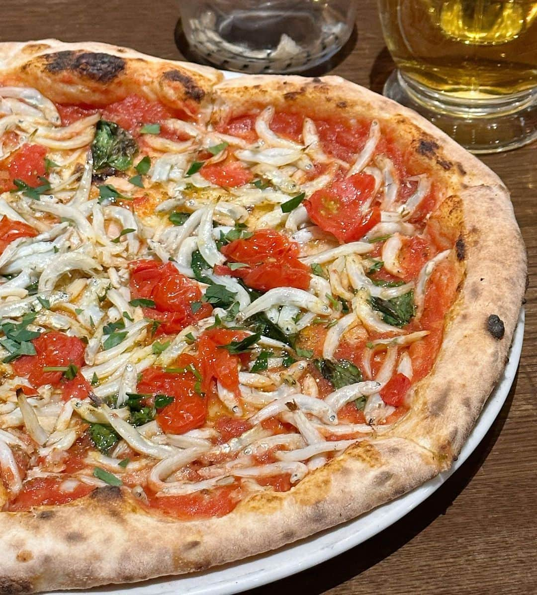 ベリッシモ・フランチェスコさんのインスタグラム写真 - (ベリッシモ・フランチェスコInstagram)「Hello my friends from Fukuoka❤️ Delicious Shirasu Pizza moments at Salvatore Cuomo in Hakata🍕🍺🇮🇹 お疲れっす！取り敢えずビールとシラスのピザだな😂👍 Birretta di rito e Pizza pomodorini e novellame! Veramente buona!😋  #ベリッシモ #料理研究家 #francescobellissimo #salvatorecuomo #サルバトーレクオモ #ピザ #ピッツァ #pizza #pizzalover #pizzanapoletana #pizzatime #pizzagourmet #pizzagram #hakata #hakatagourmet #博多グルメ #博多 #イタリア料理 #イタリアン #イタリア料理研究家 #イタリア料理研究家ベリッシモフランチェスコ #novellame #シラス #シラスピザ #foodporn #foodstagram #foodblogger #イタリアンシェフ #料理系youtuber #enjoylife」4月2日 11時05分 - bellissimoyoshi